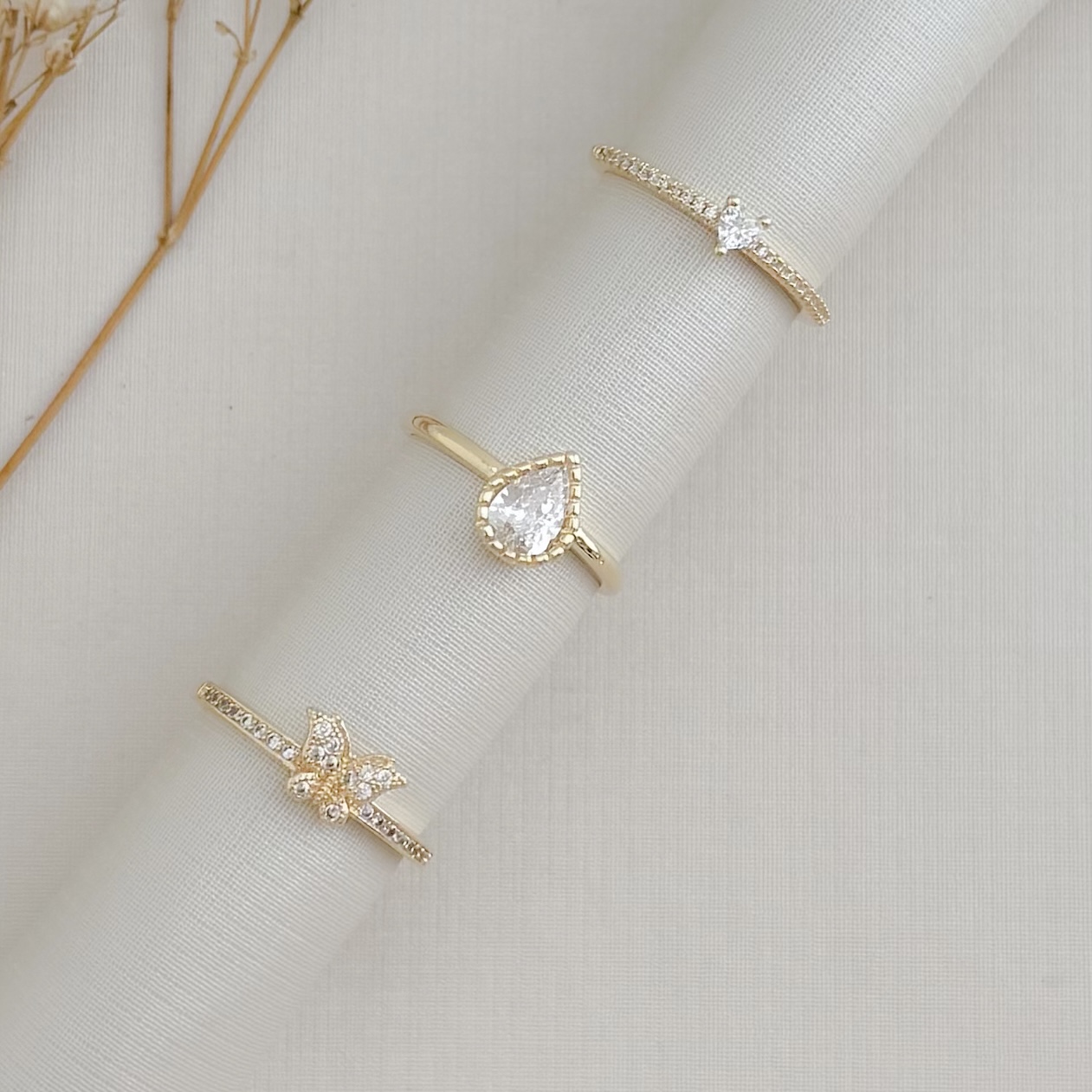 03.2488.1.O - (14) Anel solitário de gota em cravação barras em aro liso