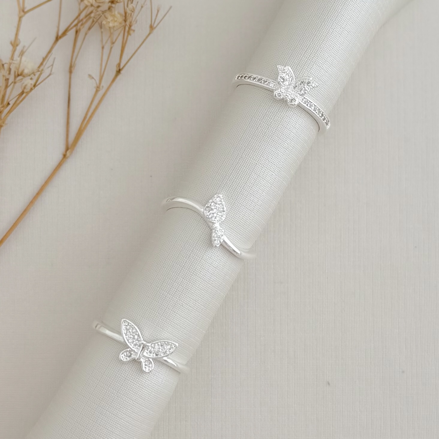 03.2495.1.S - (15) Anel de borboleta desenhada e cravejada em aro estilo aparador cravejado