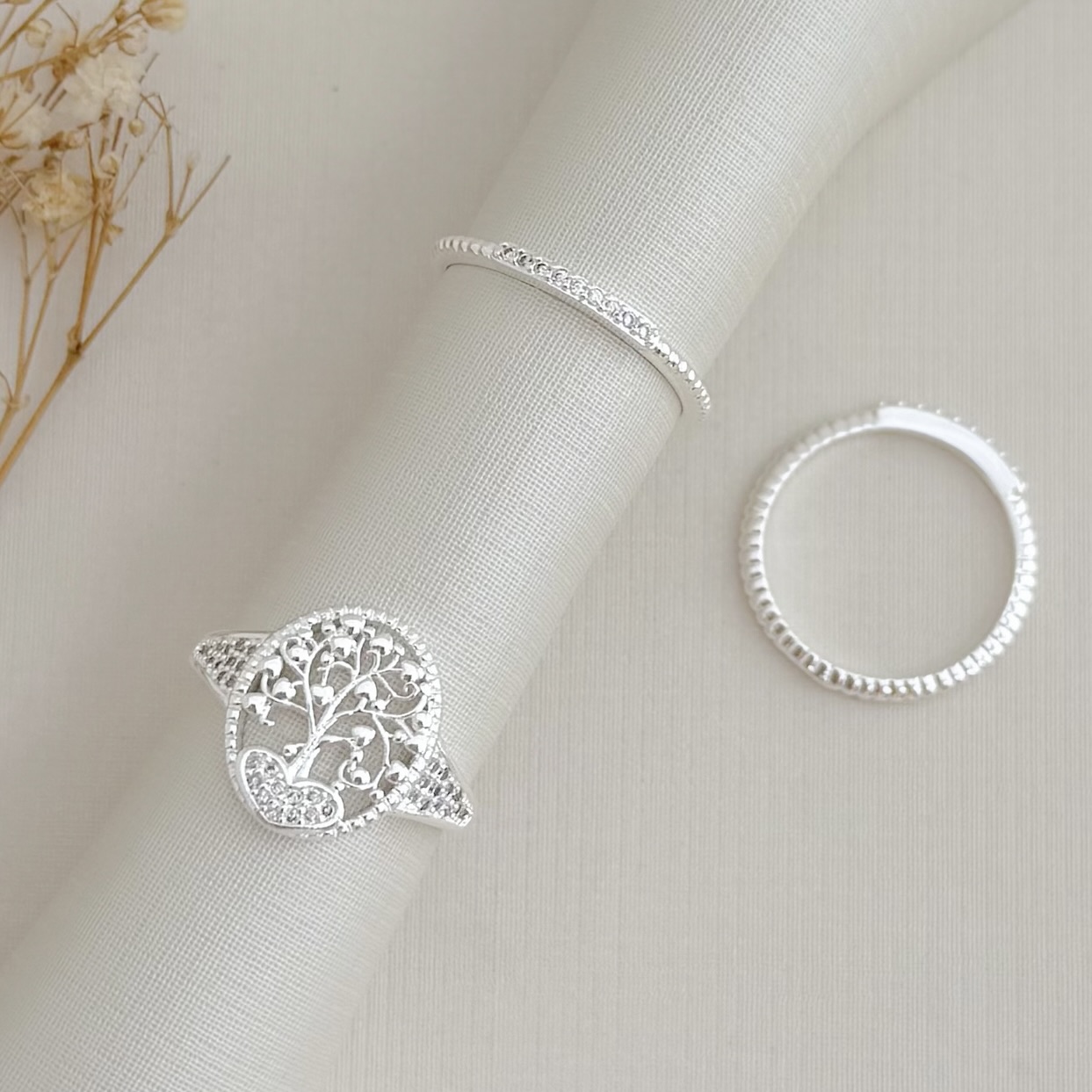 03.2498.1.S - (16) Anel de aro em efeito espiral com uma linha cravejada de nove zircônias