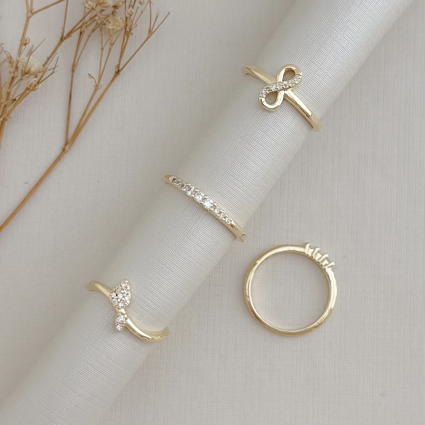 03.2499.1.O - (14) Anel de aro ondulado com duas gotas cravejadas