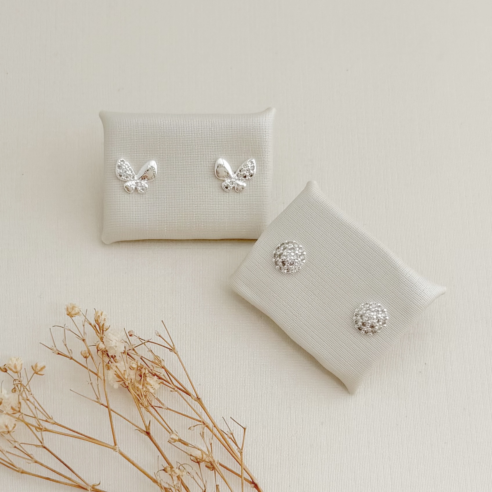 07.2730.1.S - Brinco de borboleta arredondada com uma parte da asa cravejado em cada lado