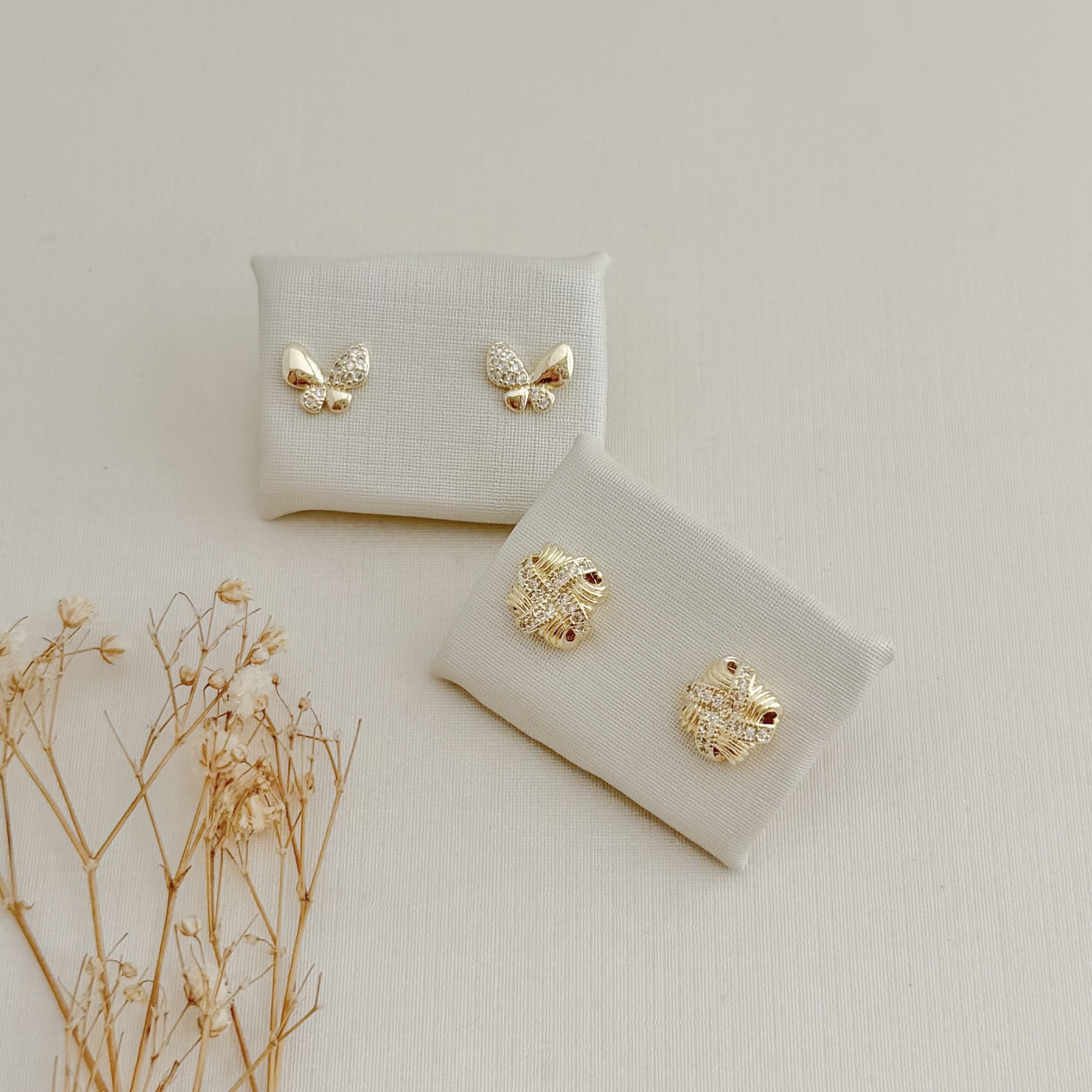 07.2431.1.O - Brinco de quatro barras cravejadas em estilo moinho com círculos lisos