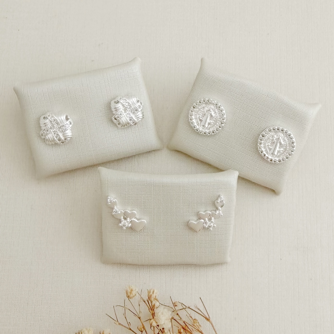 07.2431.1.S - Brinco de quatro barras cravejadas em estilo moinho com círculos lisos