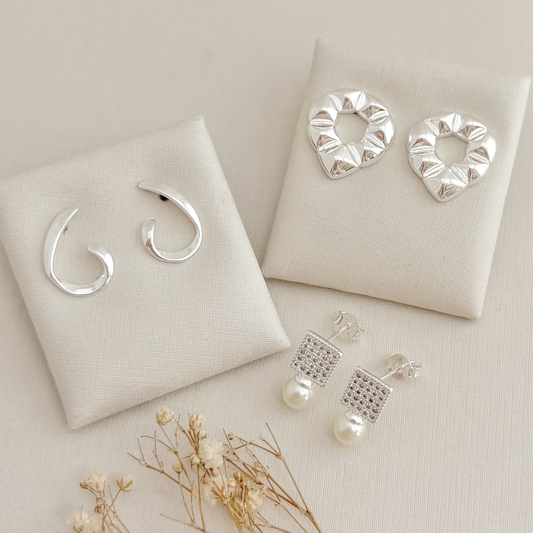 07.2733.15.S - Brinco quadrado cravejado com pérola em parte inferior