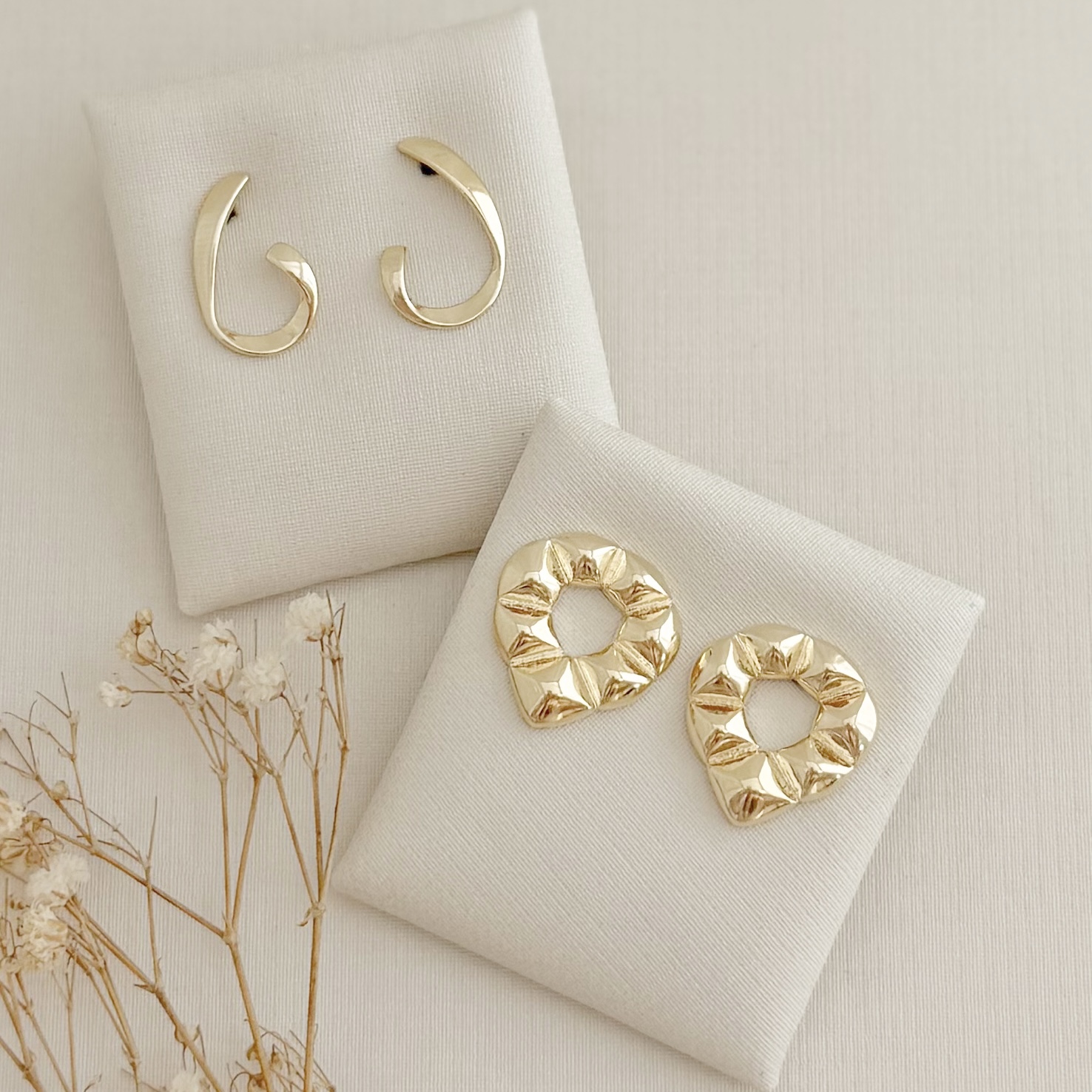 07.2734.0.O - Brinco de barra lisa orgânica em formato J de lado