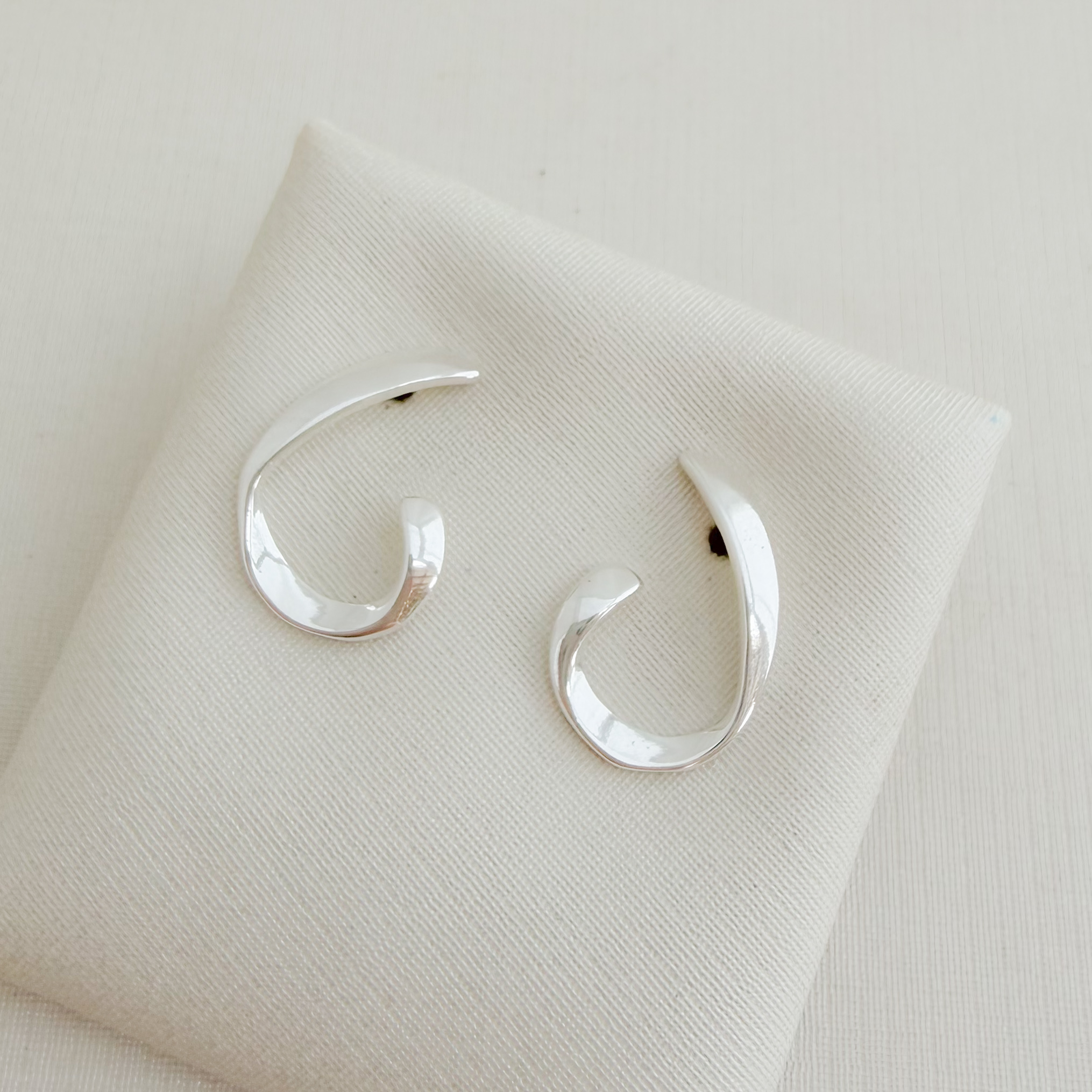 07.2734.0.S - Brinco de barra lisa orgânica em formato J de lado