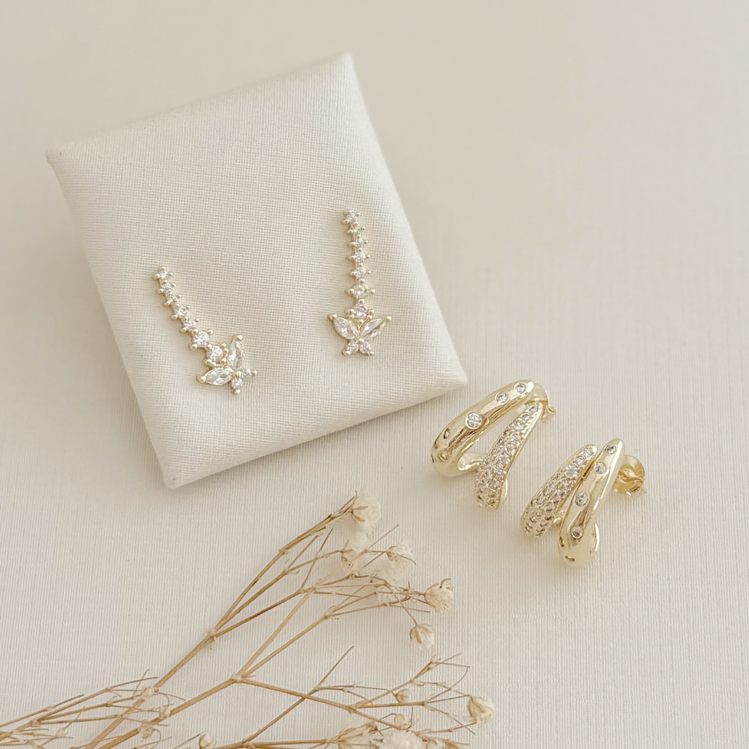 07.2736.1.O - Brinco mini ear-jacket de uma coluna  de cravação garras com borboleta em navetes