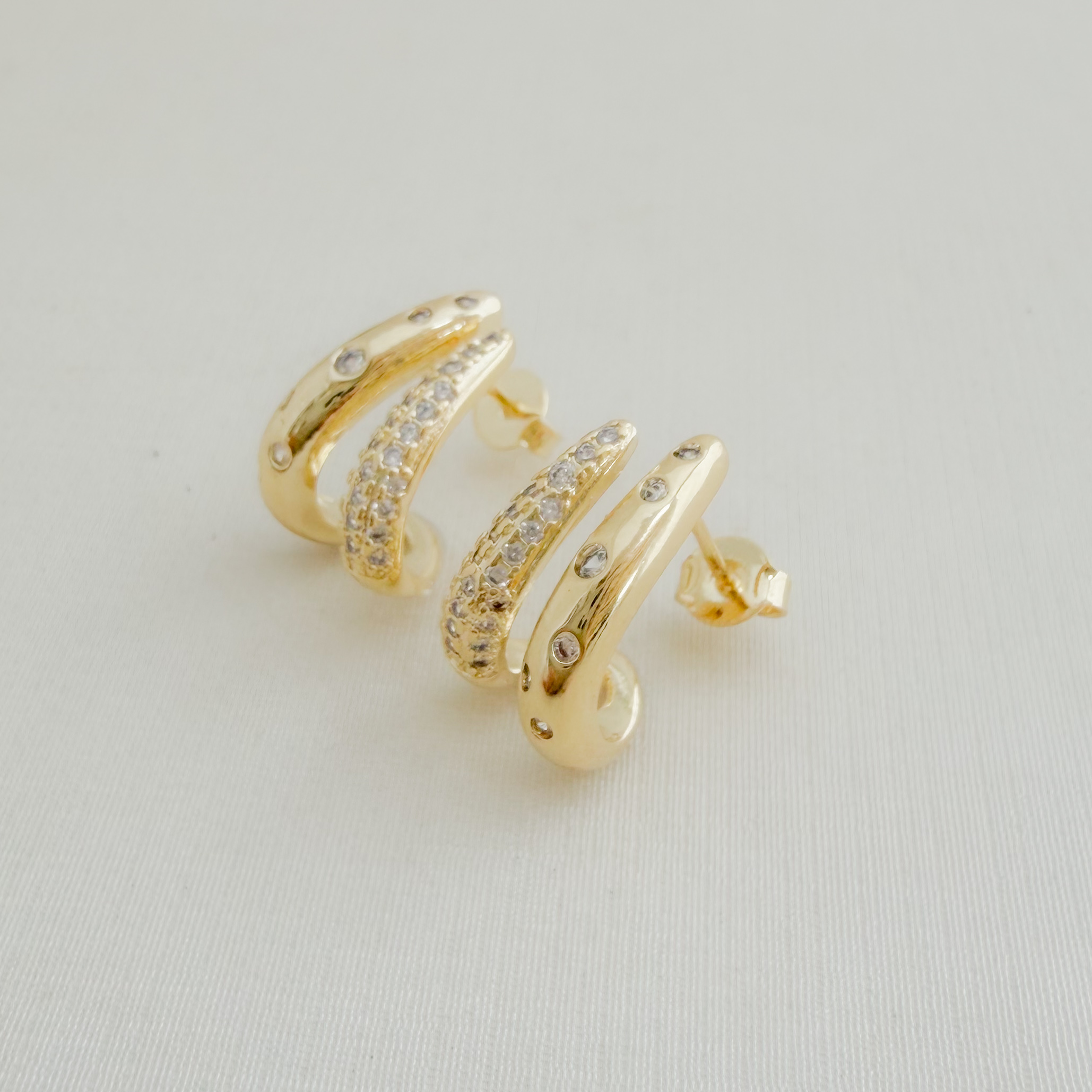 07.2737.1.O - Brinco duas barras, sendo uma em cravação estrela e outra em cravação clássica