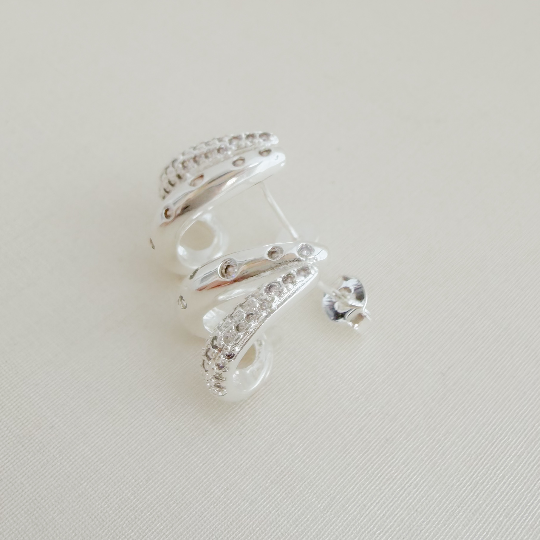 07.2737.1.S - Brinco duas barras, sendo uma em cravação estrela e outra em cravação clássica