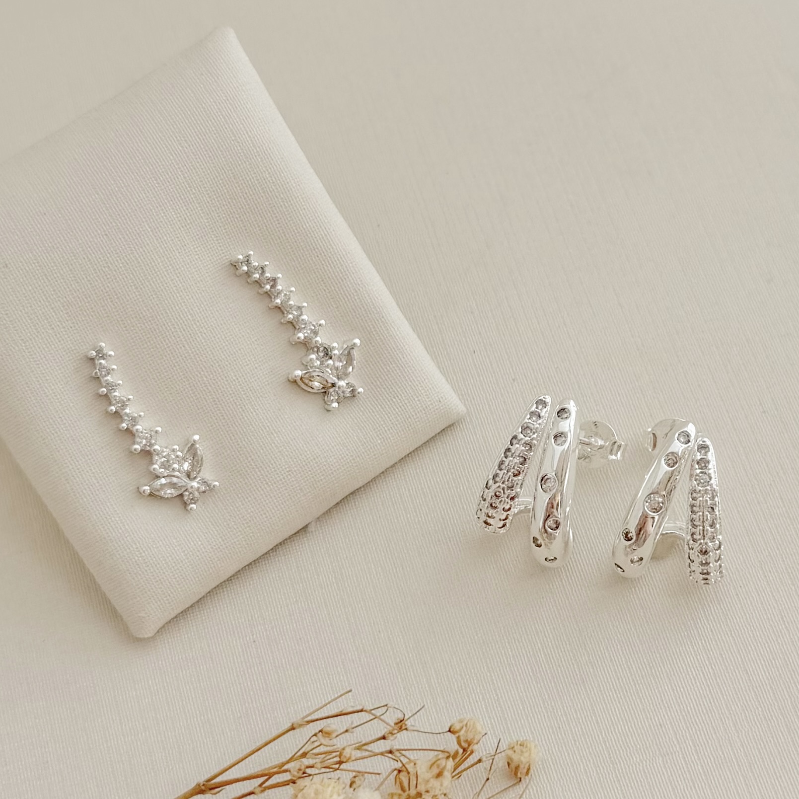 07.2737.1.S - Brinco duas barras, sendo uma em cravação estrela e outra em cravação clássica