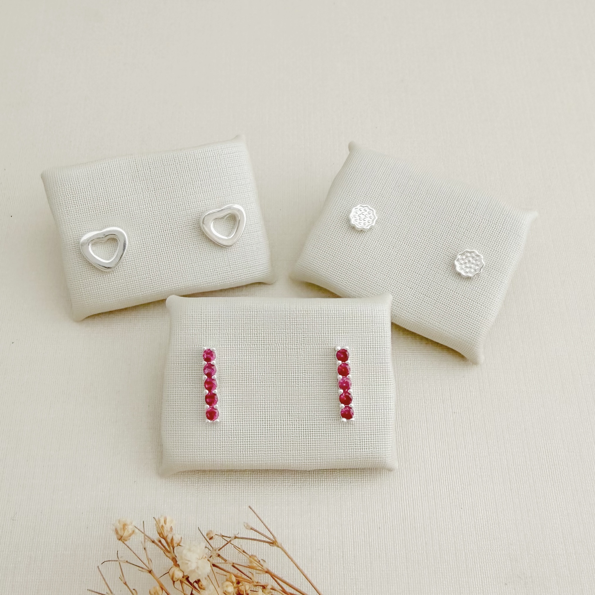 07.2739.0.S - Brinco de silhueta de coração liso simples