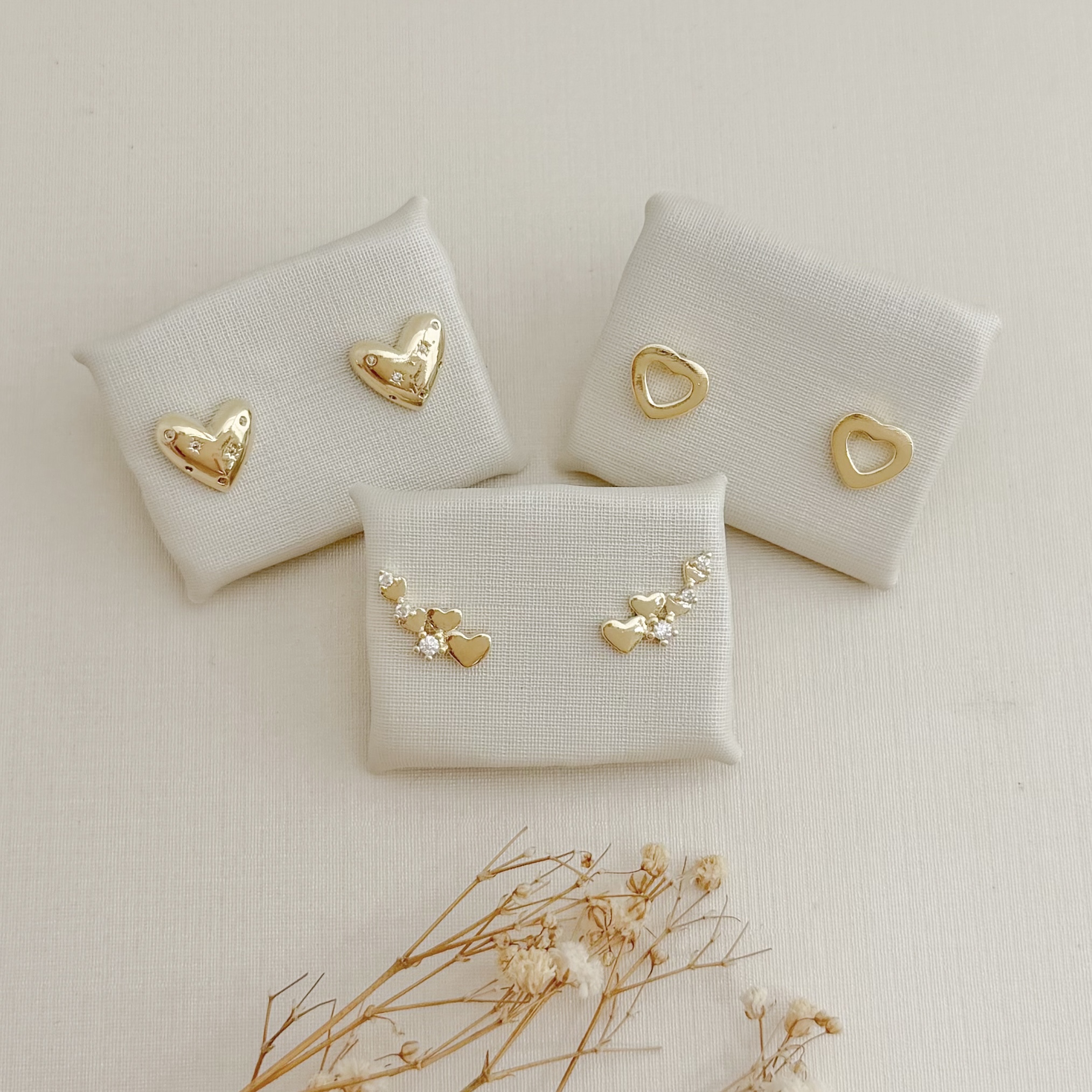 07.2470.1.O - Brinco mini ear-jacket de corações lisos com micro zircônias