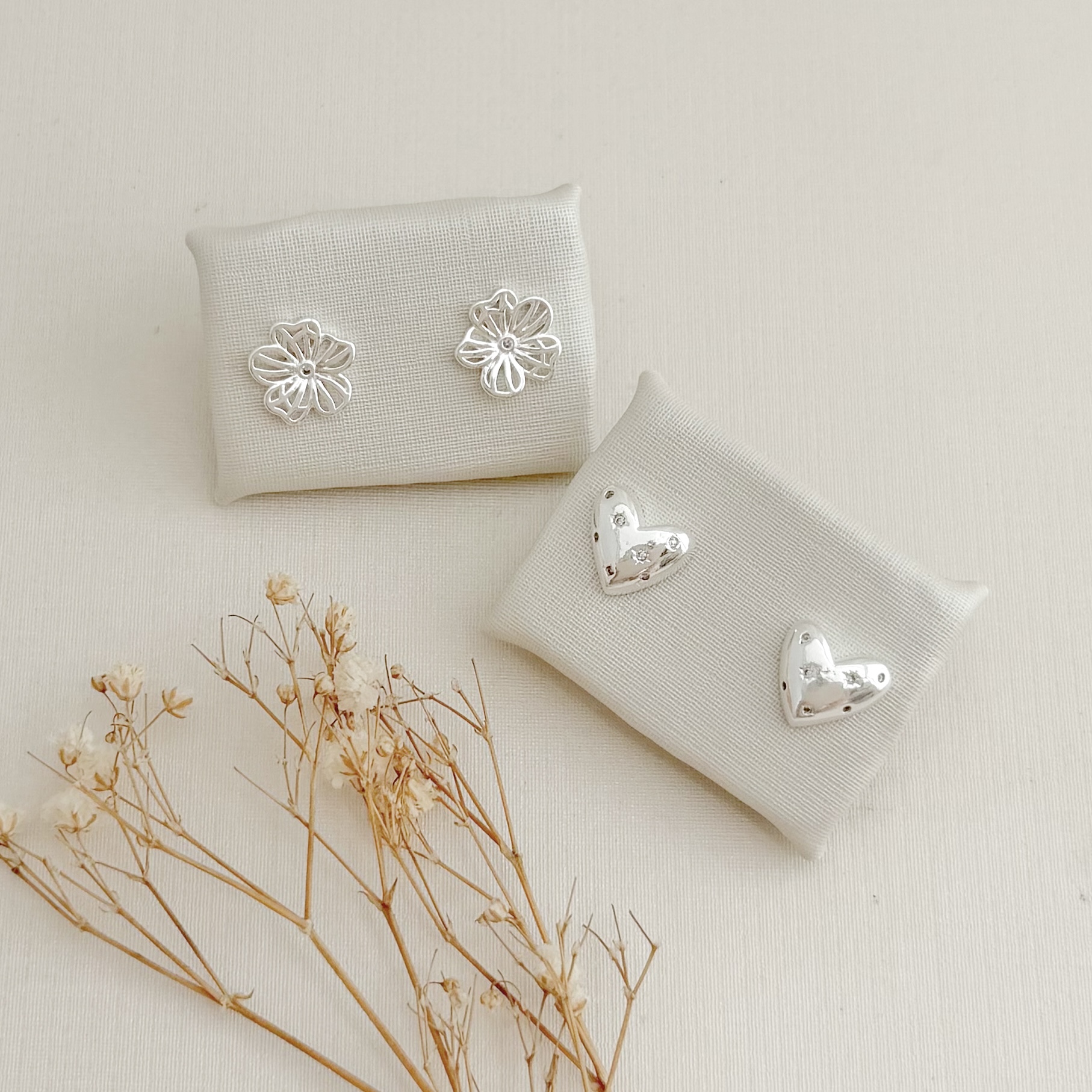 07.2741.1.S - Brinco de flor petúnia lisa em efeito vazados com central de ponto de luz