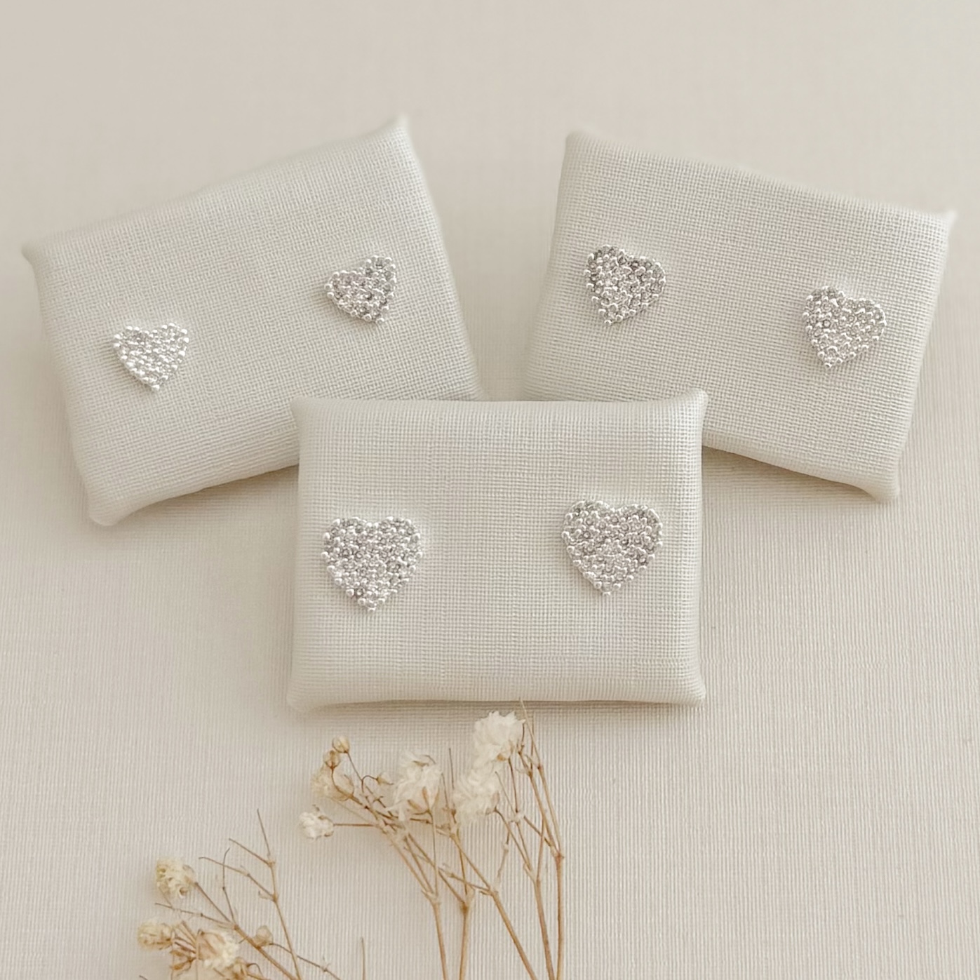 07.2746.1.S - (Tam.P) Brinco formato coração em cravação chuveiro sem borda