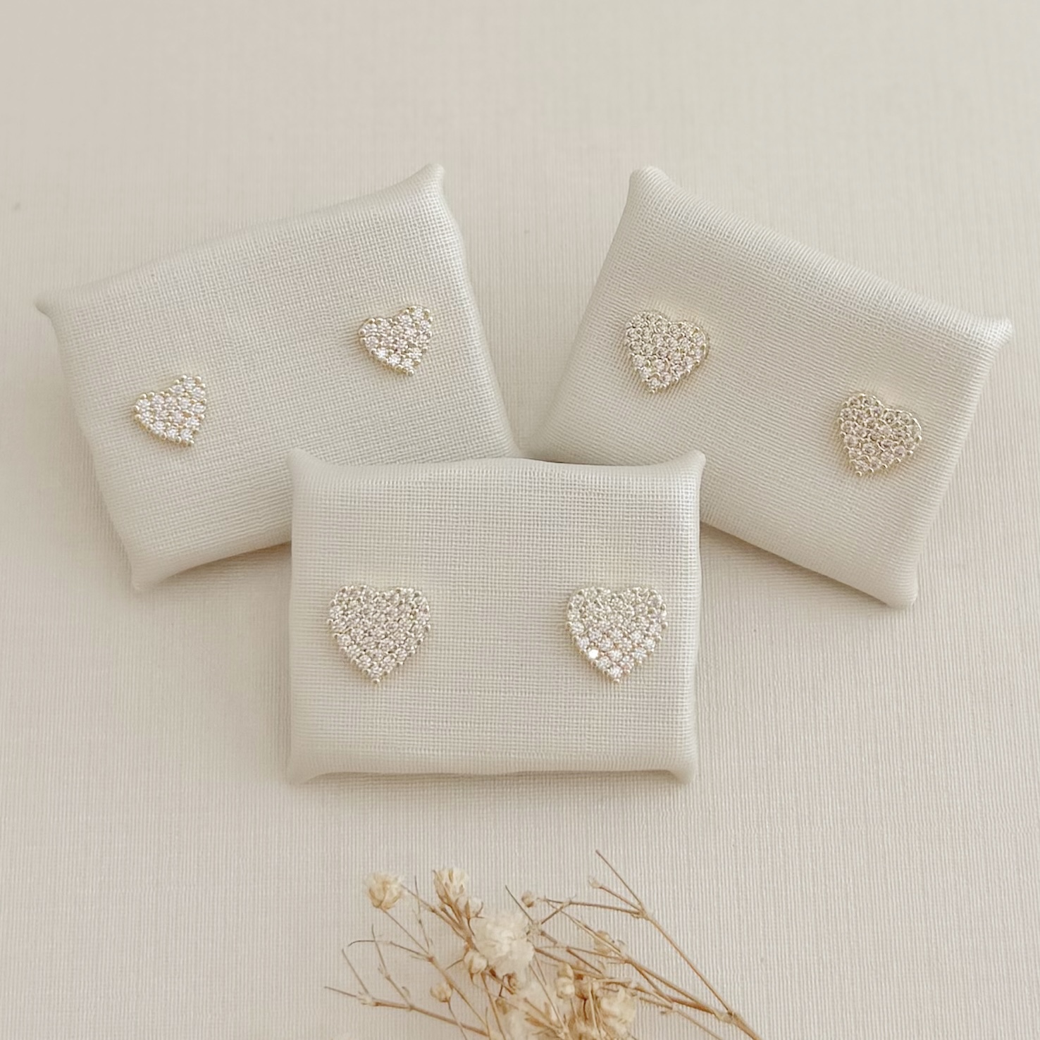 07.2748.1.O - (Tan.G) Brinco formato coração em cravação chuveiro sem borda