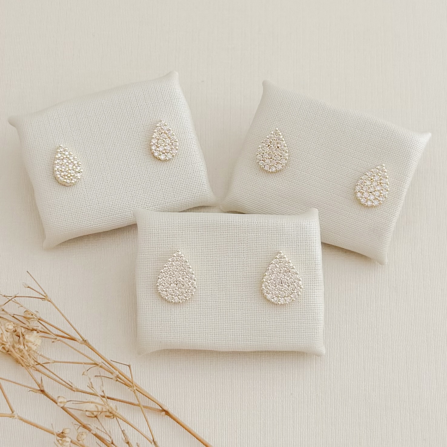 07.2750.1.O - (Tam.M) Brinco formato gota em cravação chuveiro sem borda