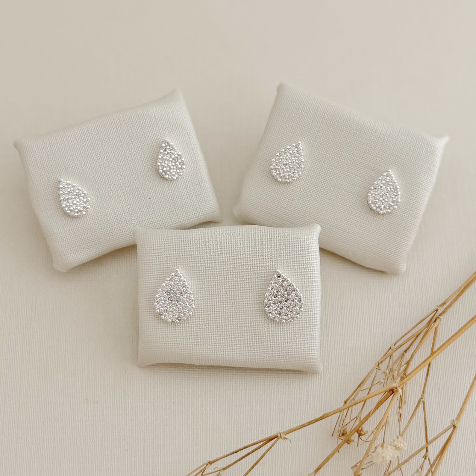 07.2750.1.S - (Tam.M) Brinco formato gota em cravação chuveiro sem borda