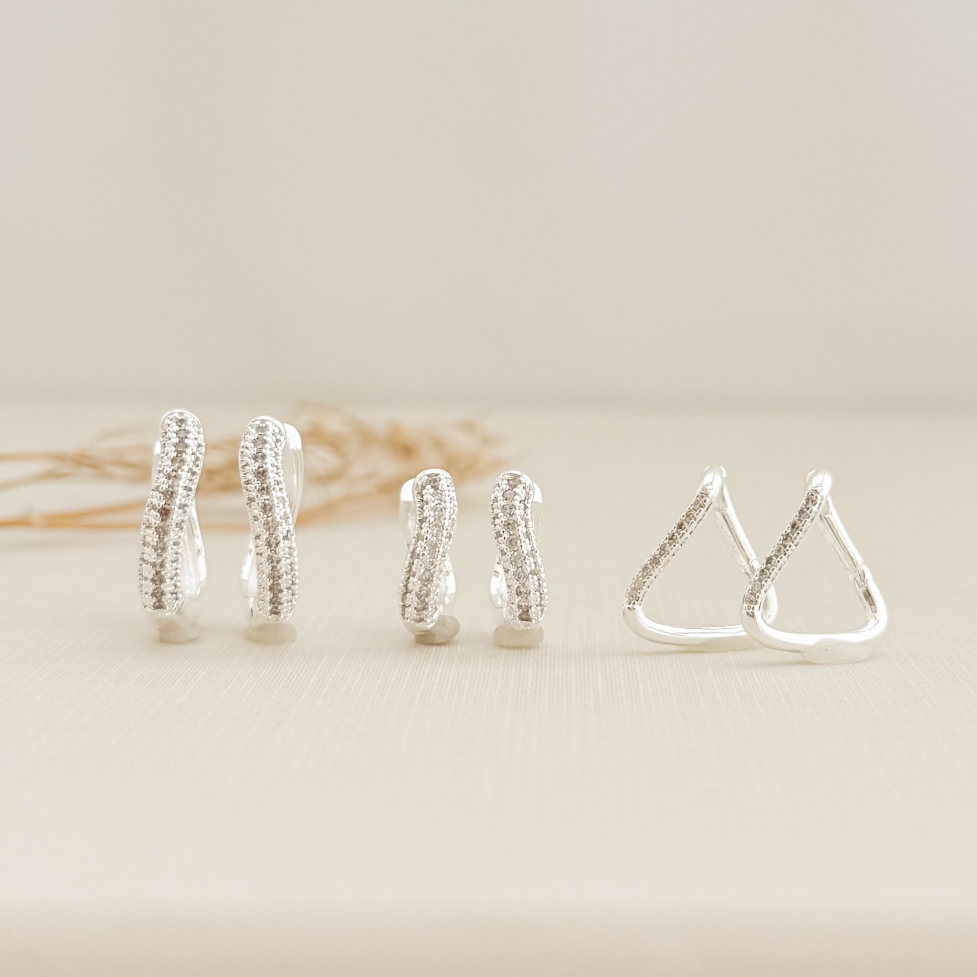 05.3064.1.S - (Tam.P) Argola circular em efeito ondulada de frente craveja da em três colunas