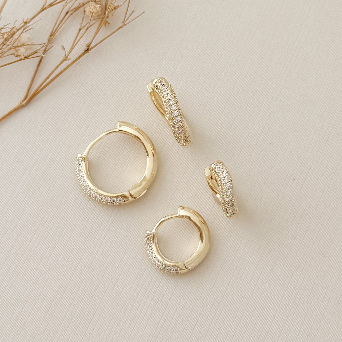 05.3065.1.O - (Tam.G) Argola circular em efeito ondulada de frente craveja da em três colunas