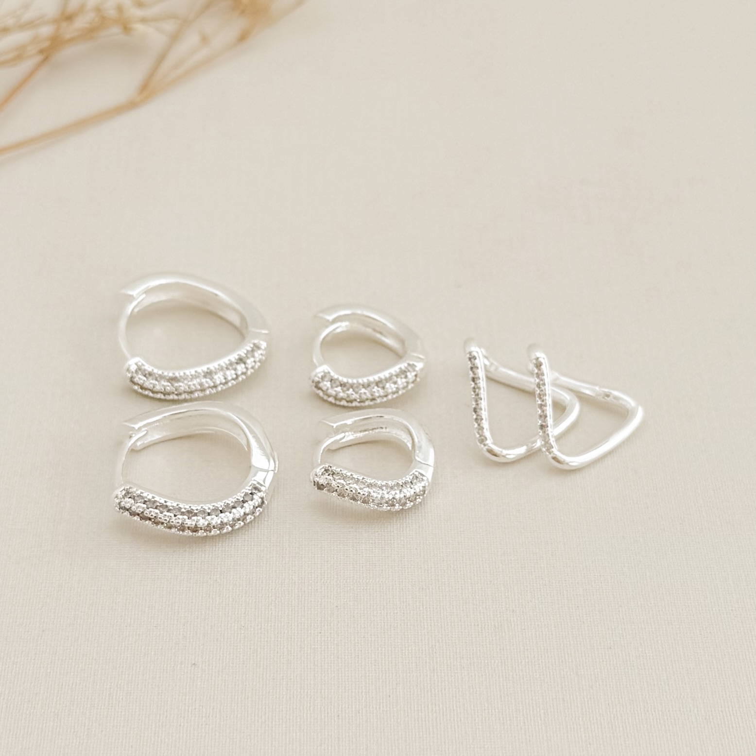 05.3065.1.S - (Tam.G) Argola circular em efeito ondulada de frente craveja da em três colunas