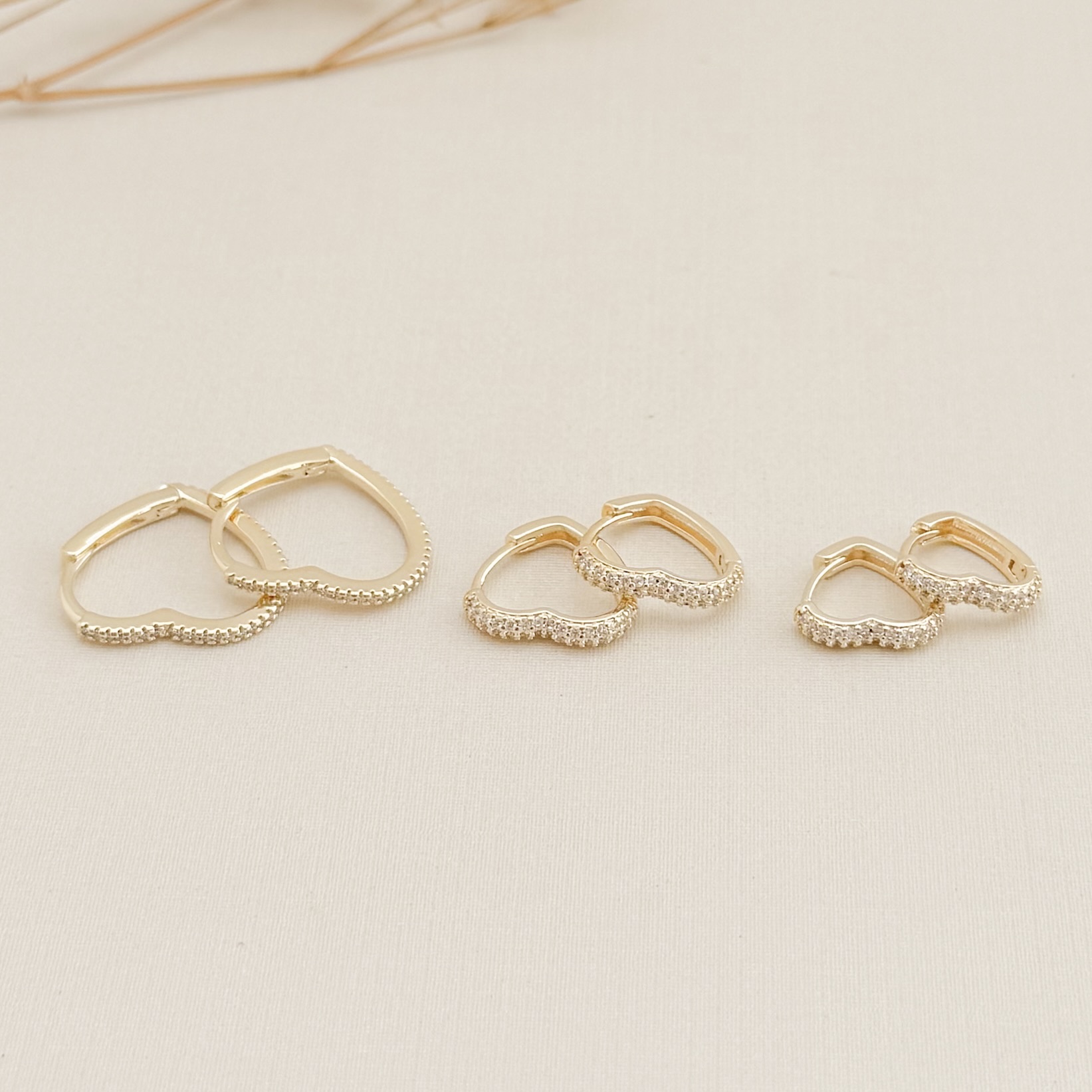 05.3066.1.O - Argola em formato coração com frontal de uma coluna cravejada