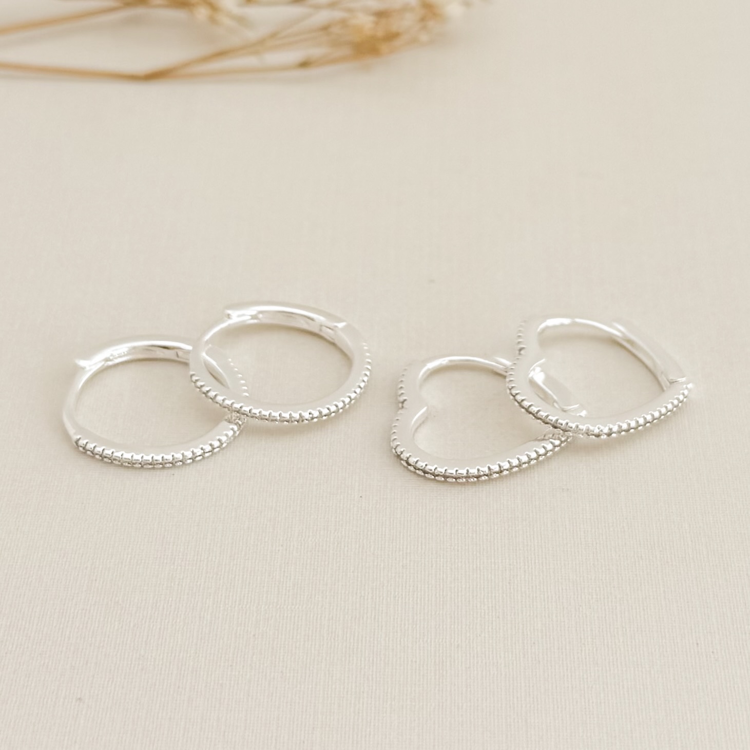 05.3066.1.S - Argola em formato coração com frontal de uma coluna cravejada