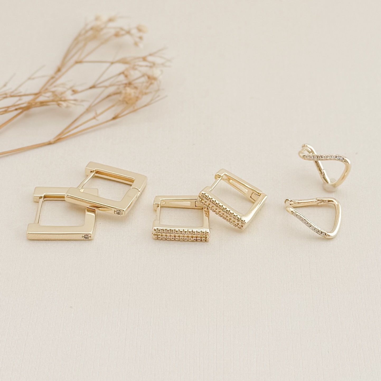 05.3070.1.O - Argola quadrada de duas colunas frontais cravejadas separadas