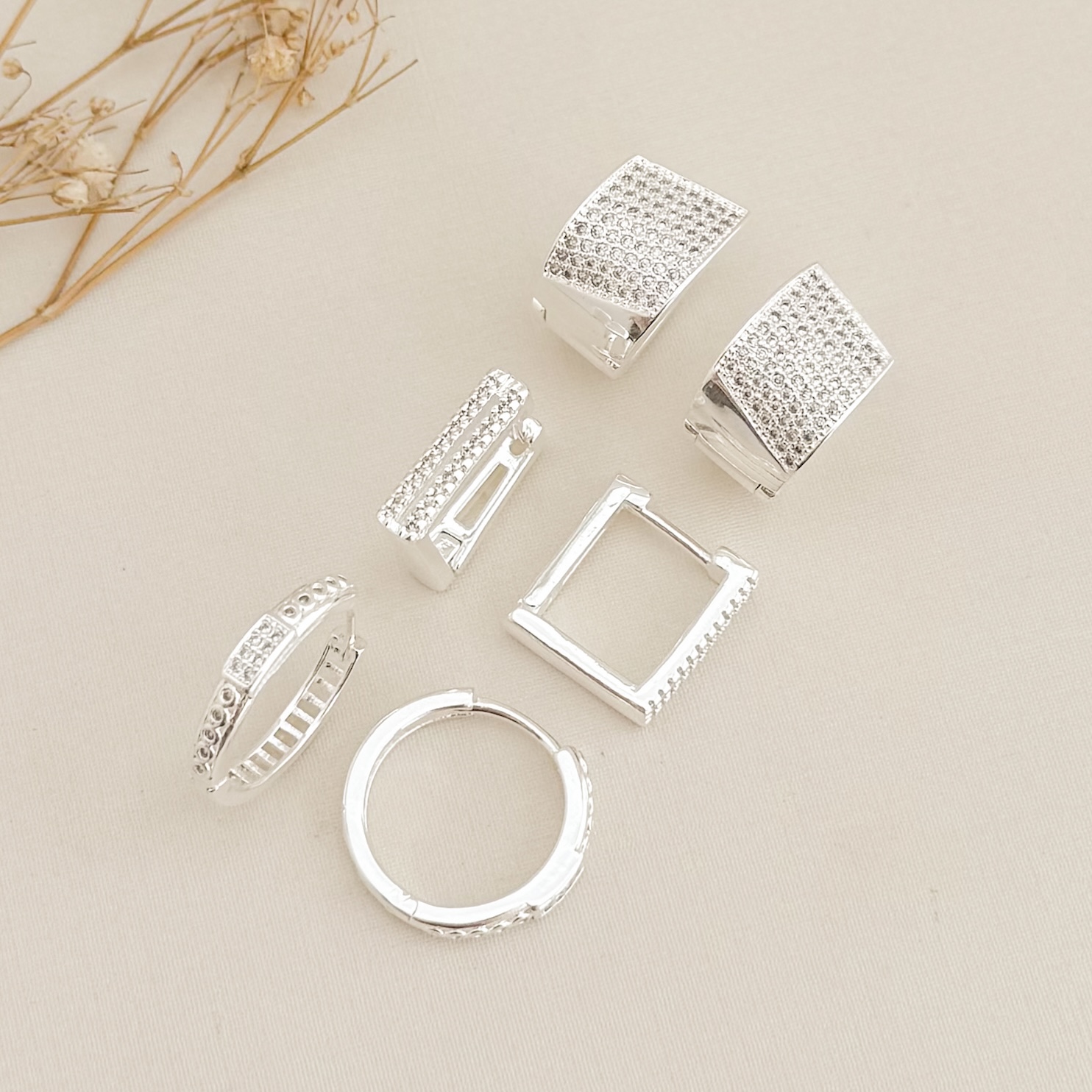 05.3070.1.S - Argola quadrada de duas colunas frontais cravejadas separadas