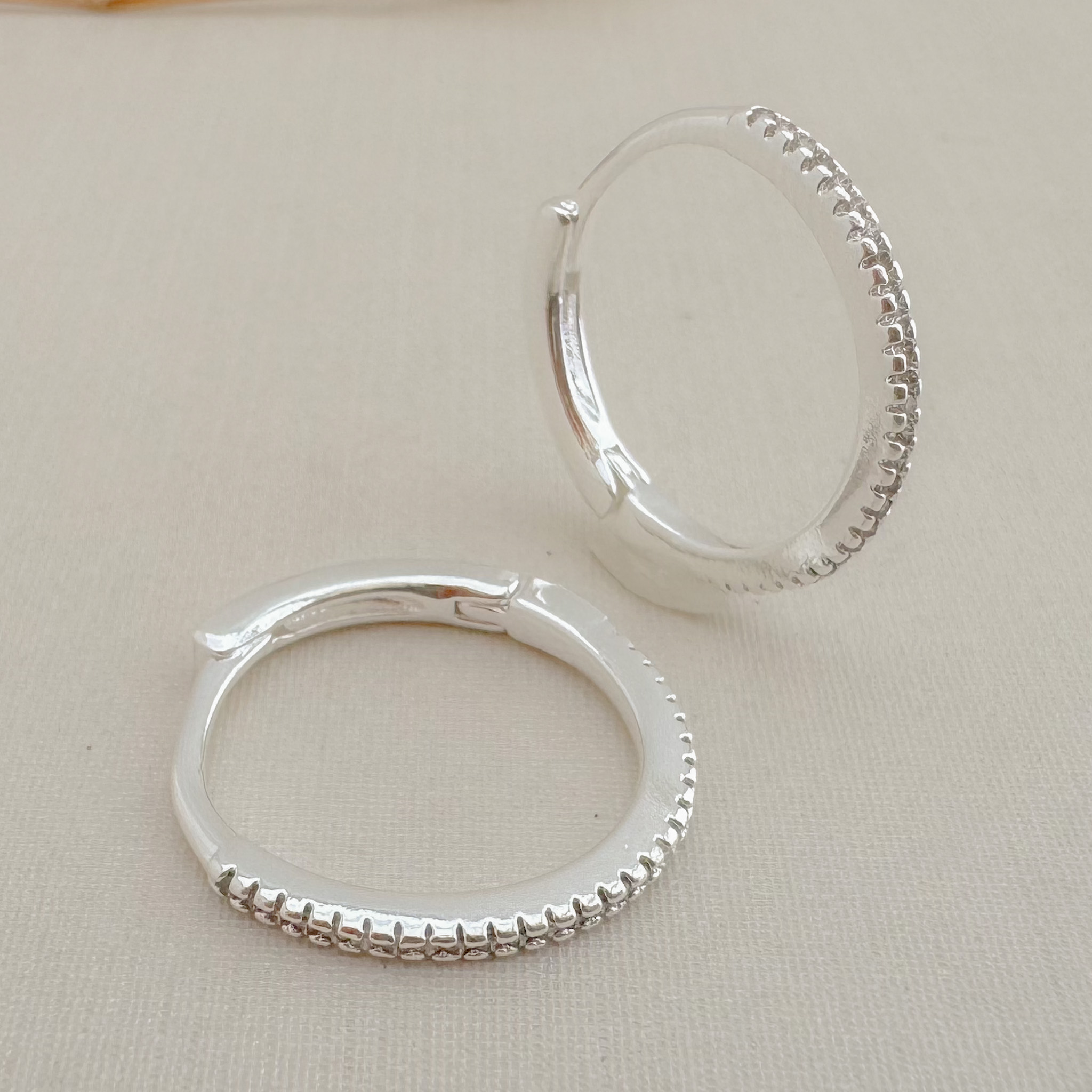 05.3071.1.S - Argola circular 19mm com uma coluna cravejada frontal