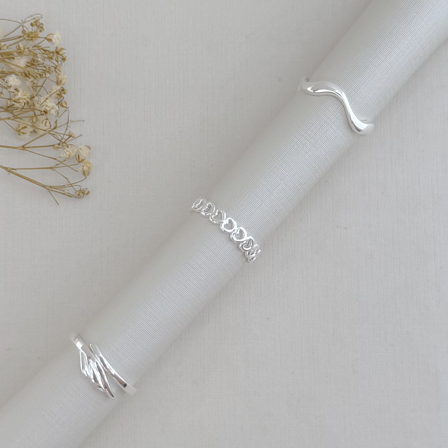 03.2501.0.S - (13) Anel de aro em silhuetas de corações lisos