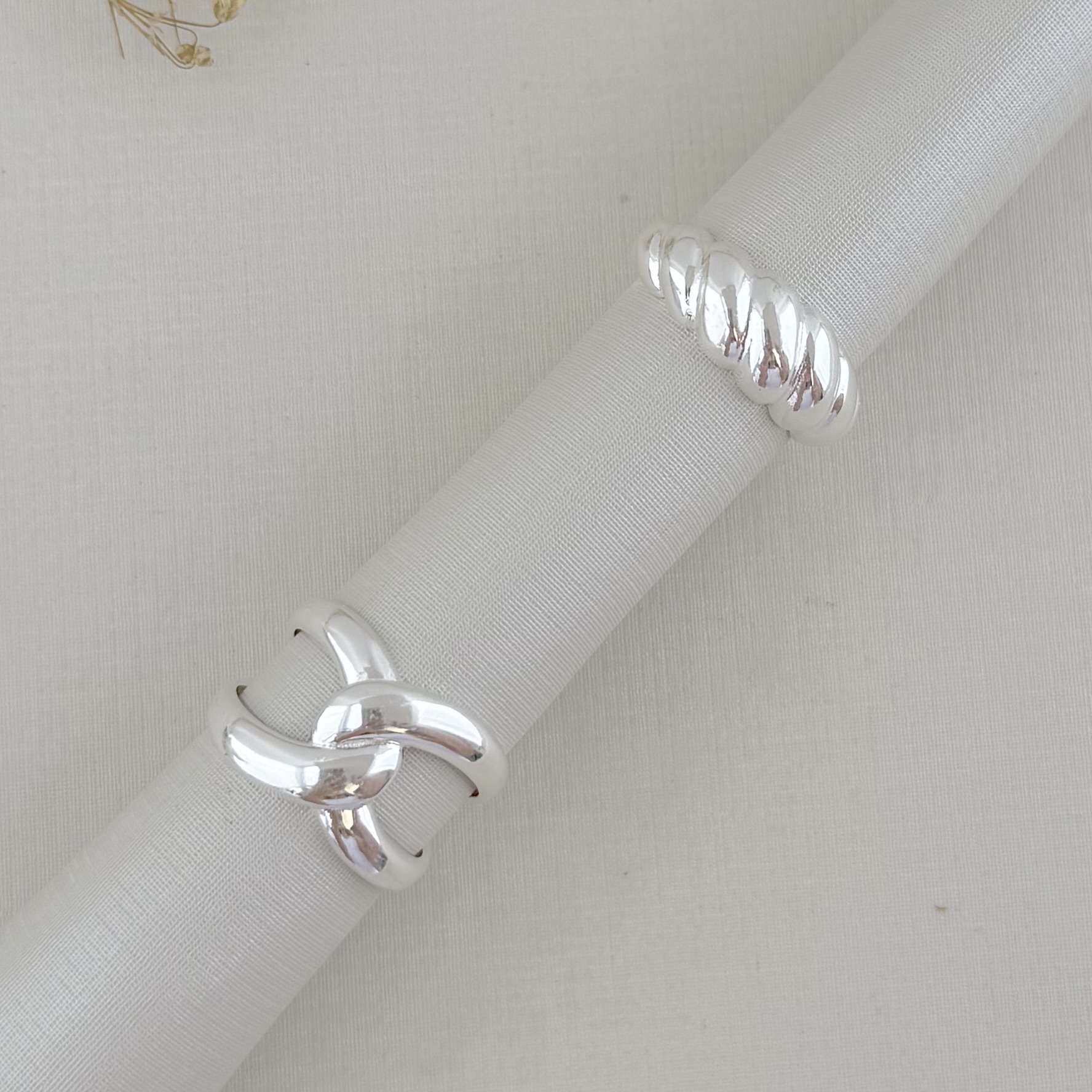 03.2504.0.S - (18) Anel de aro em efeito croissant liso clássico