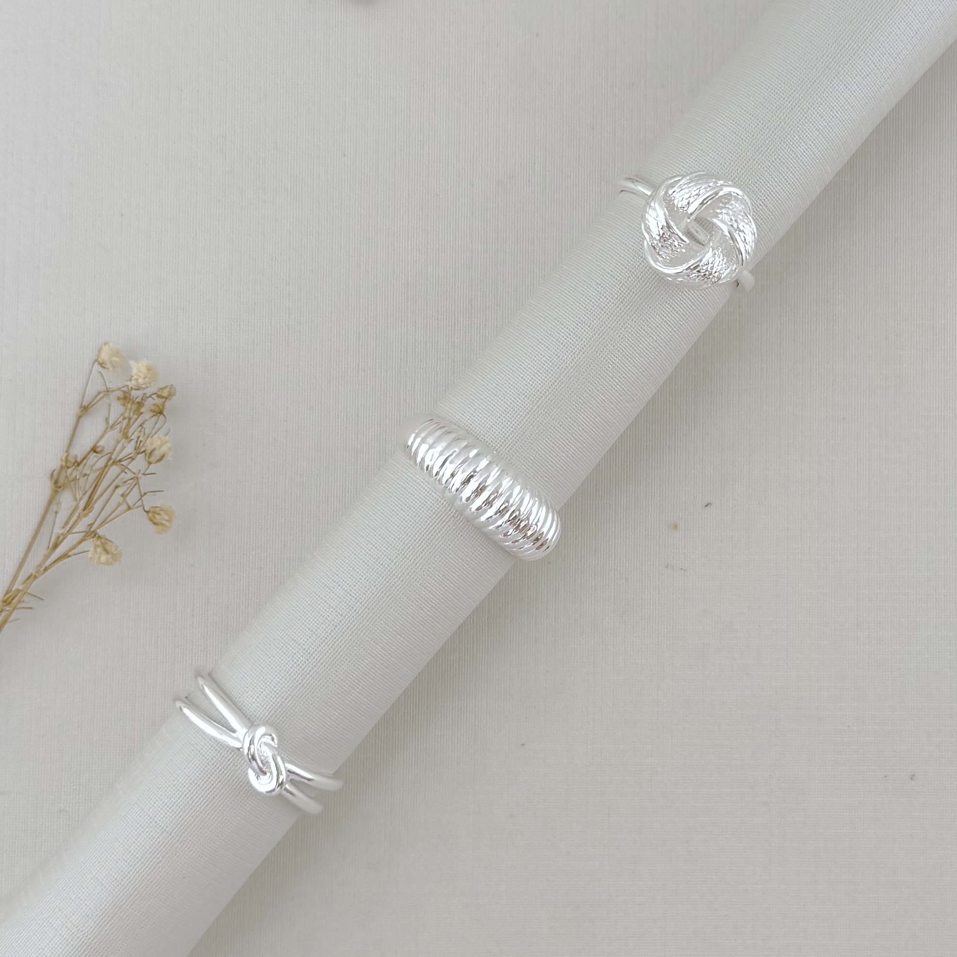 03.2506.0.S - (18) Anel de aro duplo com desenho nó liso central