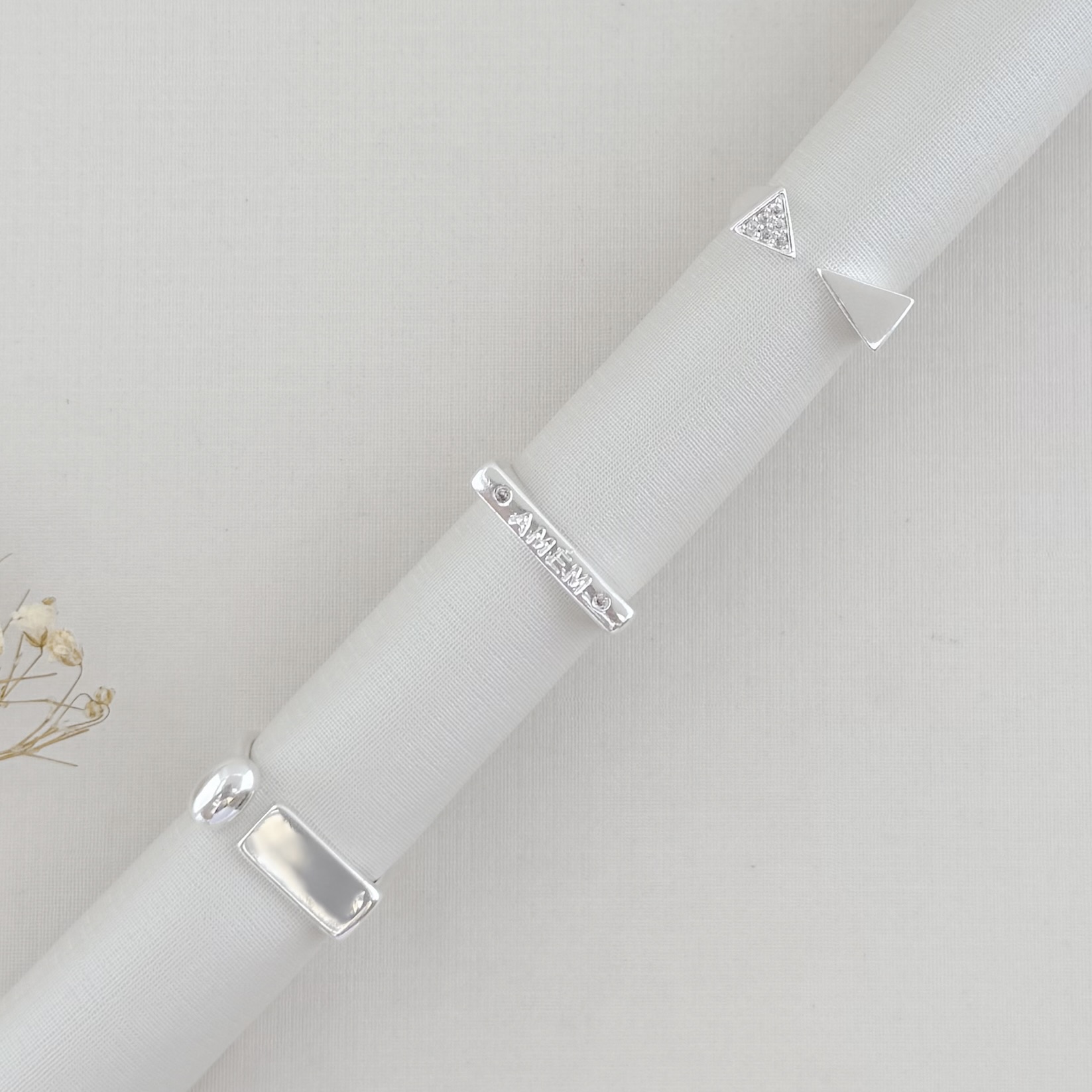 03.2510.1.S - (14) Anel quadrado com escrita Amem e micro zircônias em cada lado