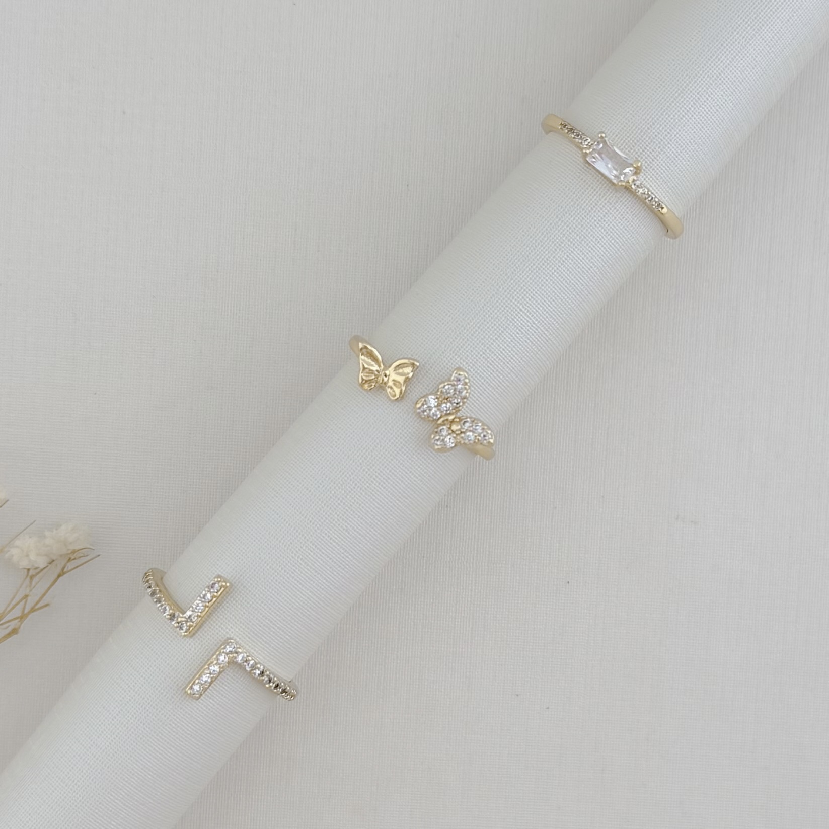 03.2515.1.O - (Reg 16) Anel se aro fino aberto com pontas em L cravejado