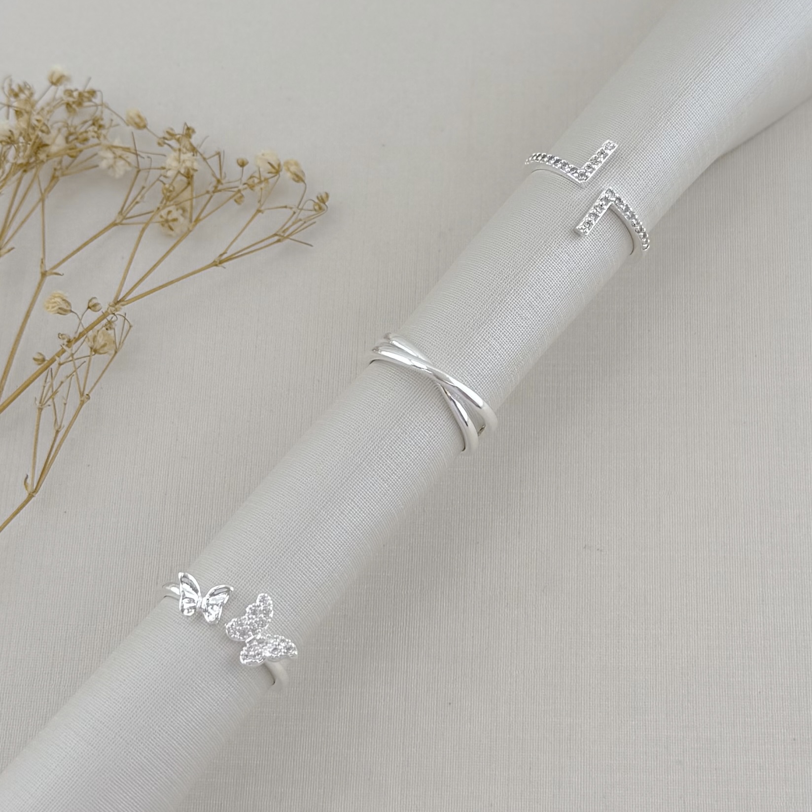 03.2515.1.S - (Reg 15) Anel se aro fino aberto com pontas em L cravejado