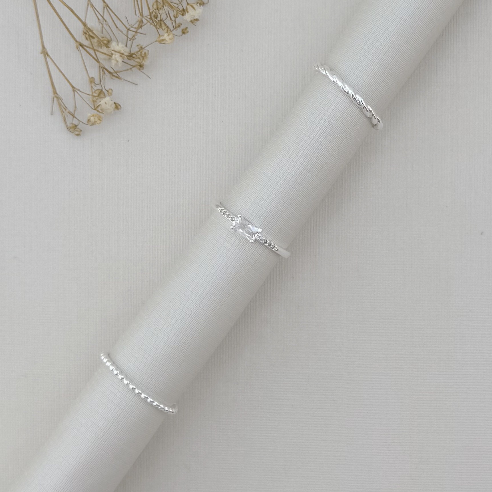 03.2516.1.S - (14) Anel solitário de pedra baguete com aro cravejado nas laterais