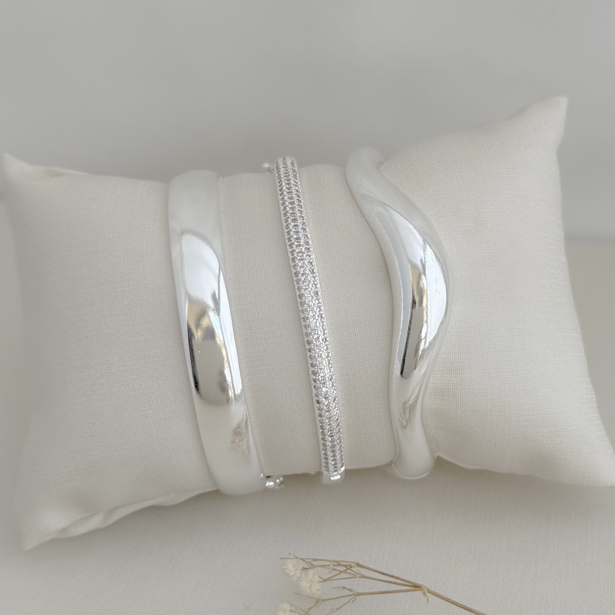 04.0211.0.S - Bracelete liso em efeito orgânico ondas