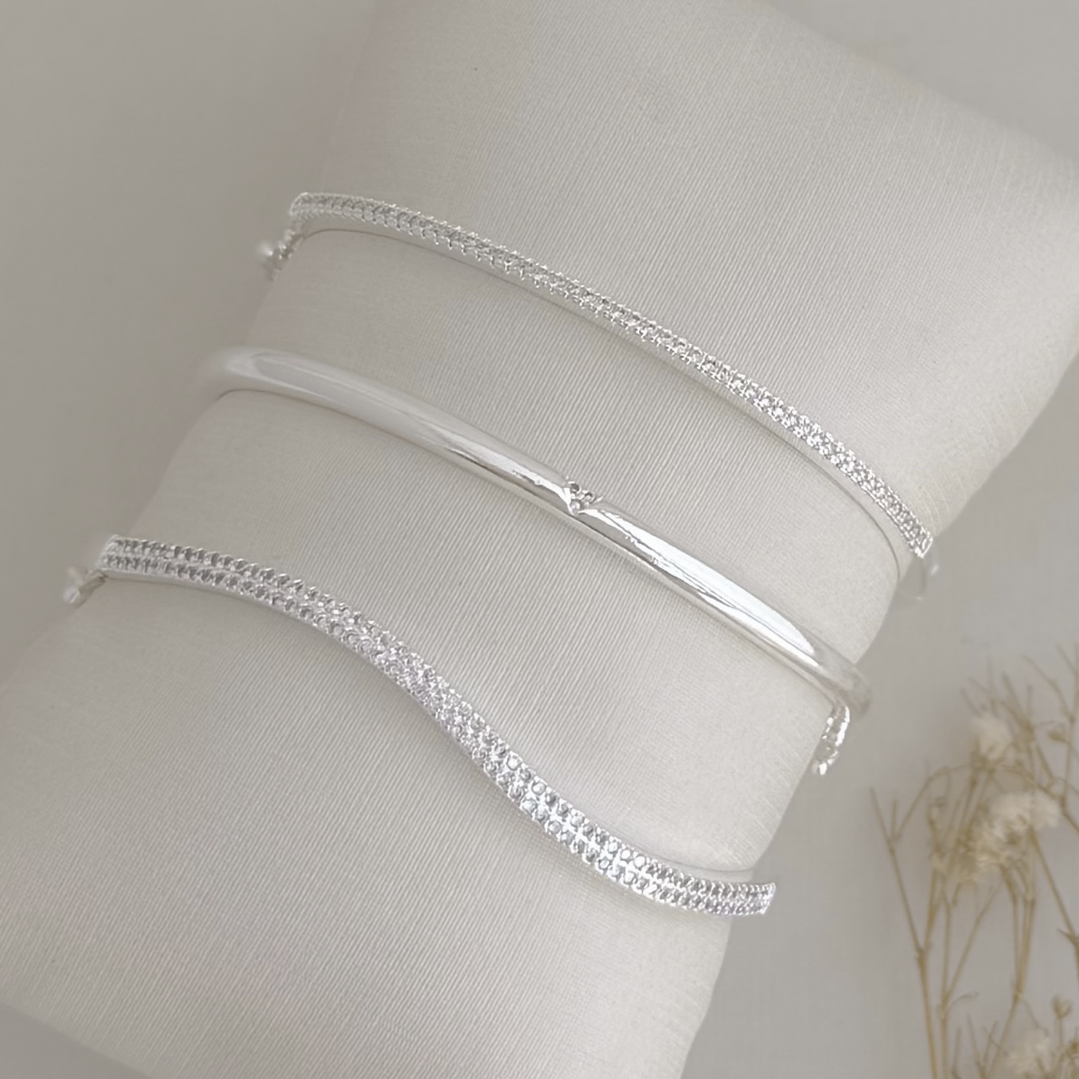 04.0213.1.S - Bracelete arredondado com pequeno triangulo cravejado