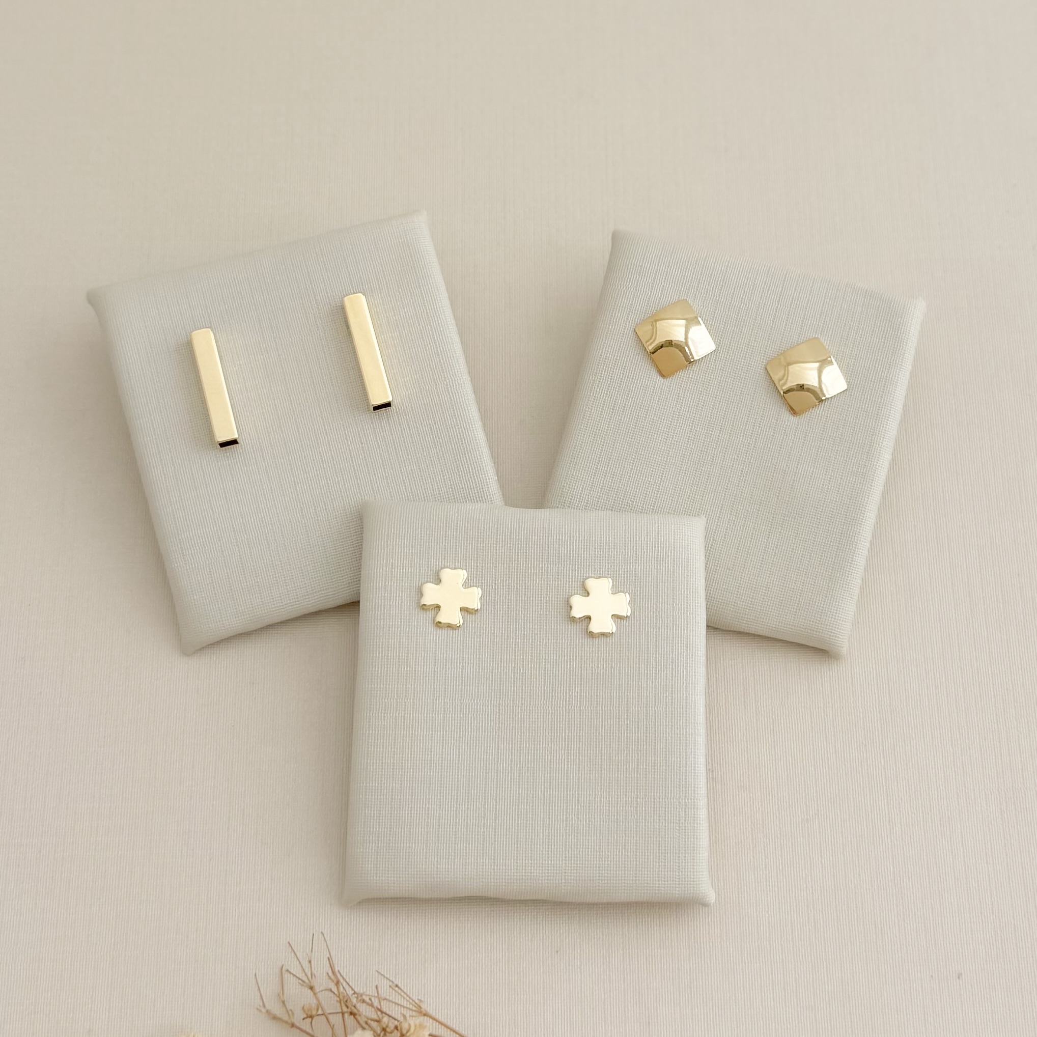 07.2757.0.O - Brinco de formato losango abaloado em chapa lisa simples