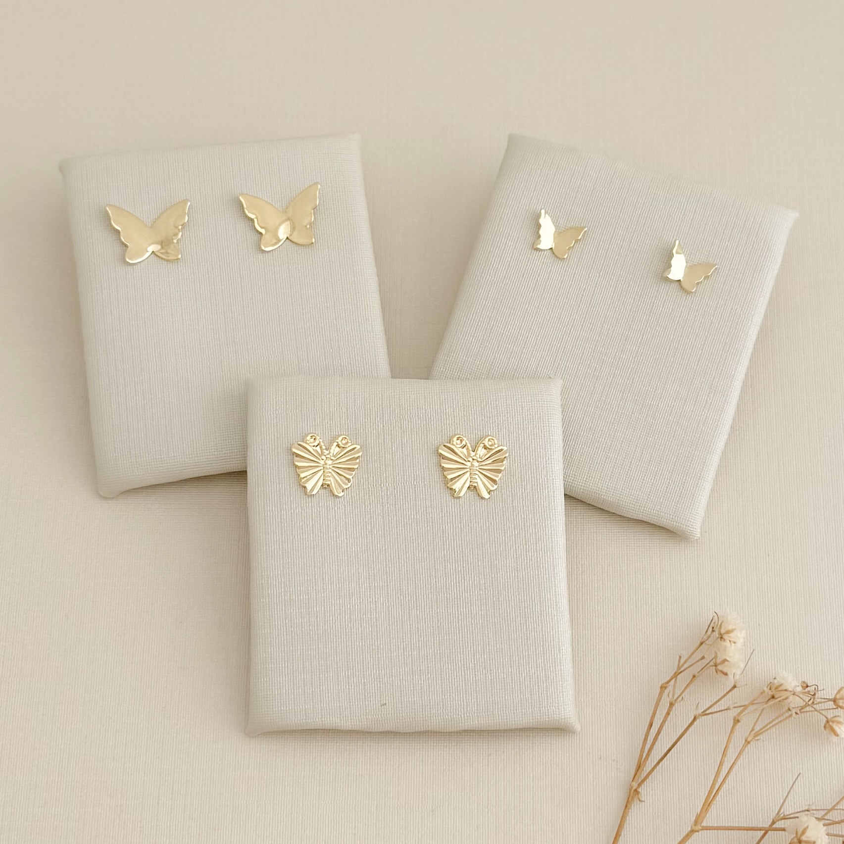 07.2758.0.O - (Tam.P) Brinco em formato borboleta monarca em chapa lisa simples