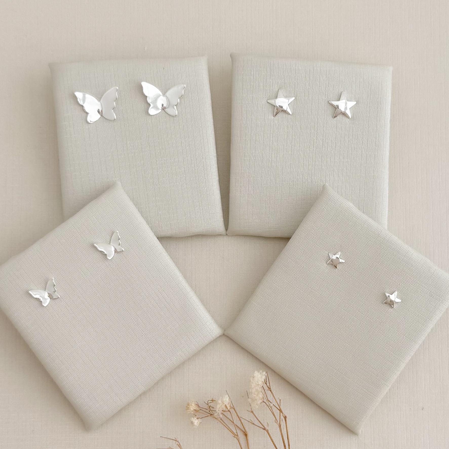 07.2758.0.S - (Tam.P) Brinco em formato borboleta monarca em chapa lisa simples