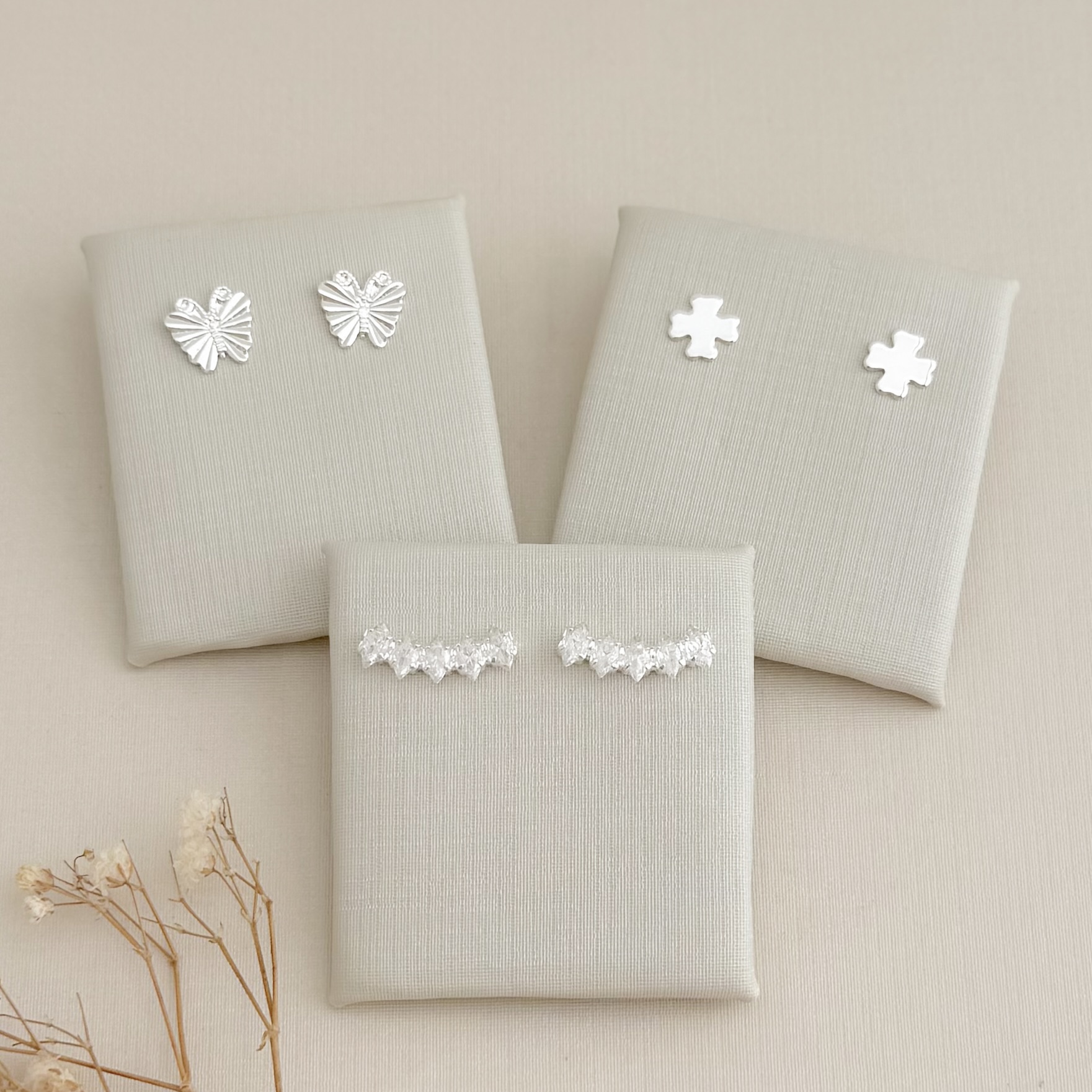 07.2764.0.S - Brinco de formato cruz de malta em chapa lisa com bordas aredondadas