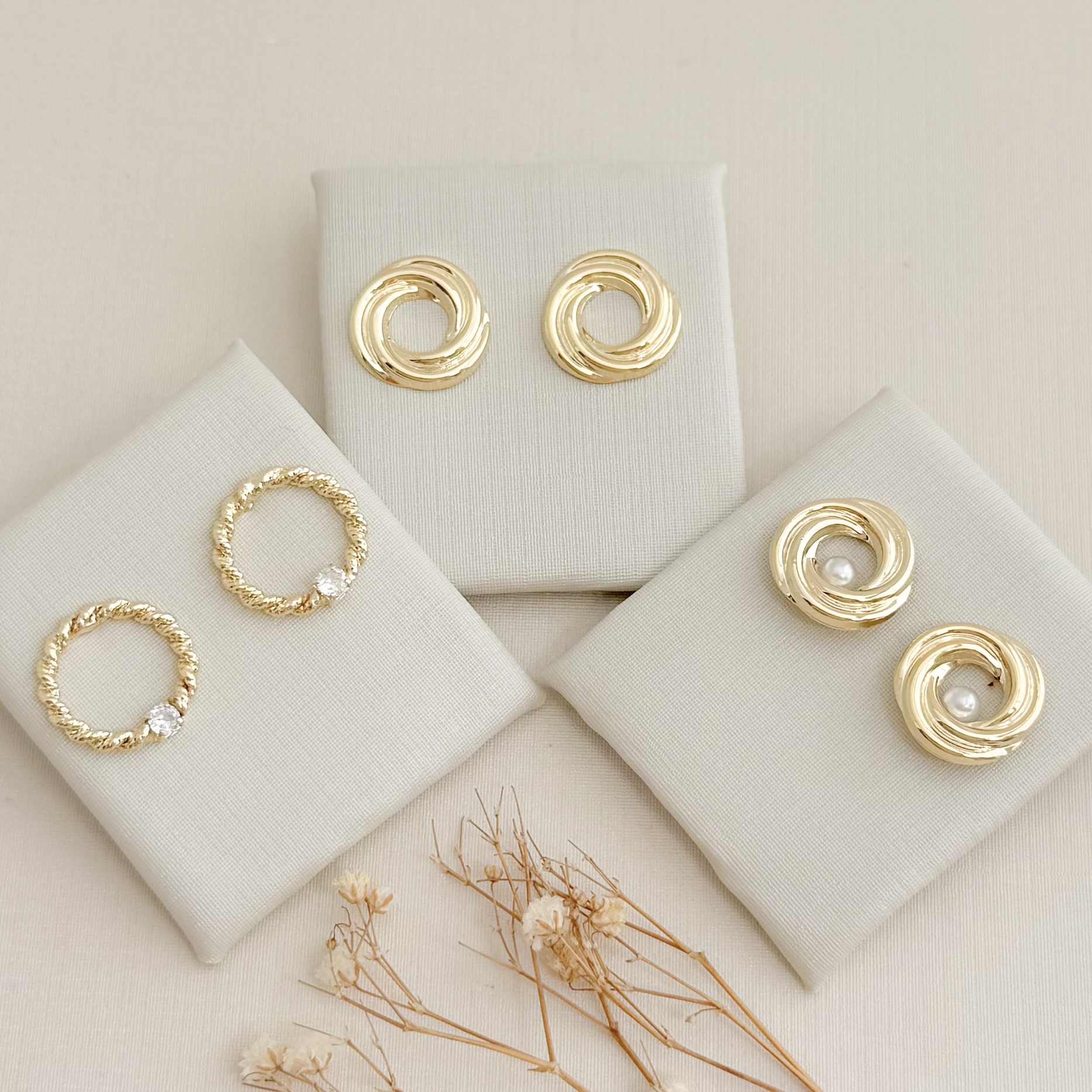 07.2770.1.O - Brinco formato circular em cordas trançadas com ponto de luz em parte inferior