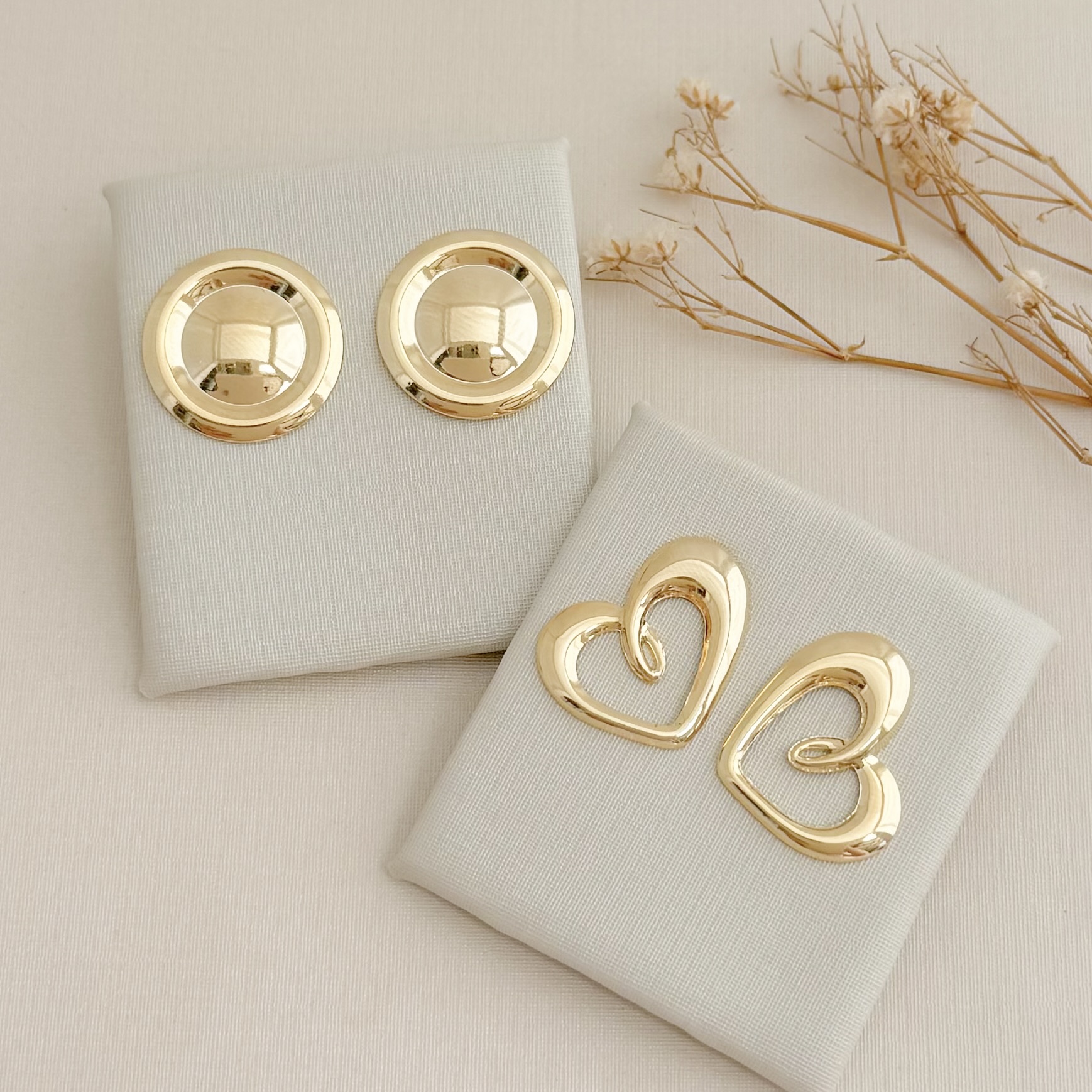 07.2771.0.O - Brinco moeda em efeito botão em chapa lisa