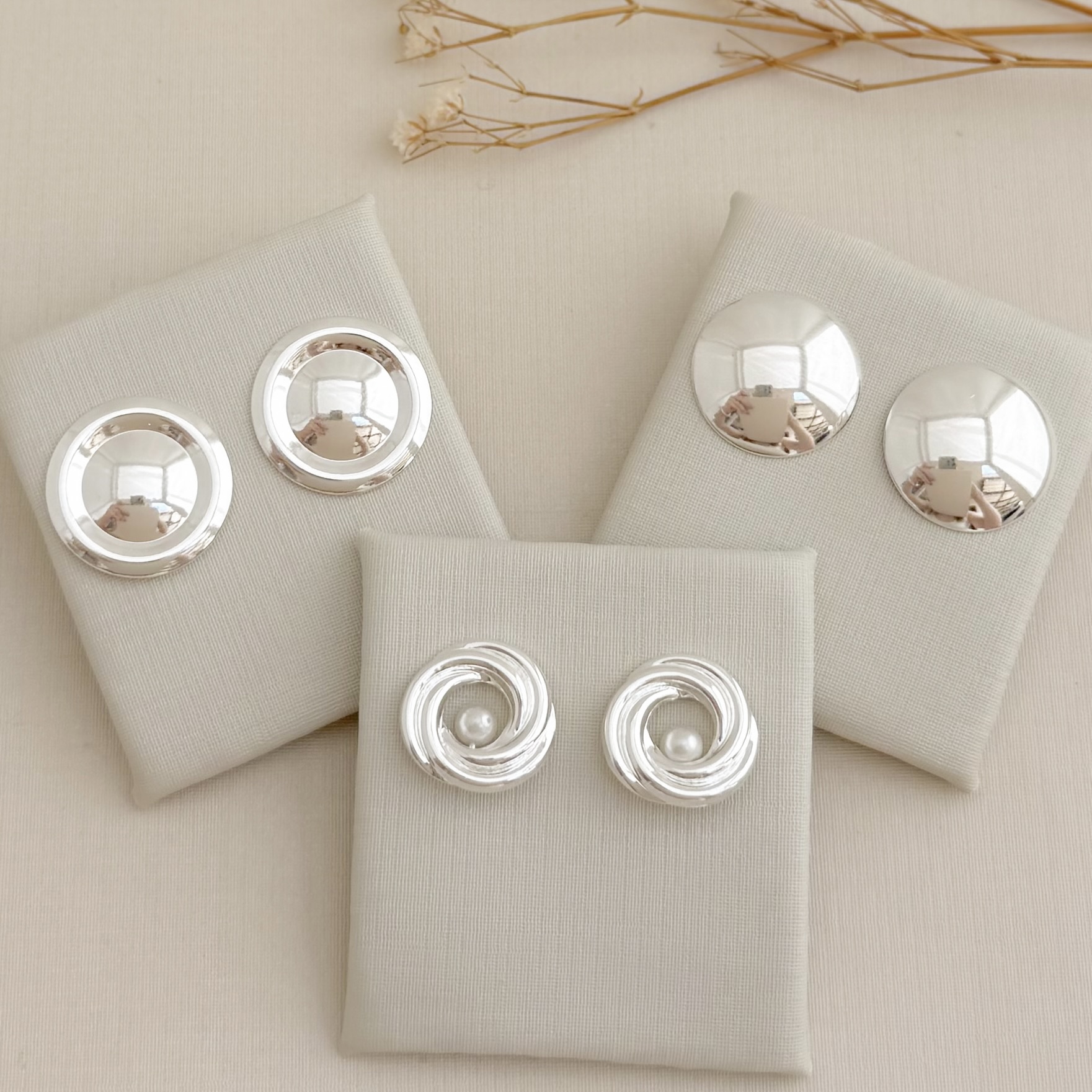 07.2771.0.S - Brinco moeda em efeito botão em chapa lisa