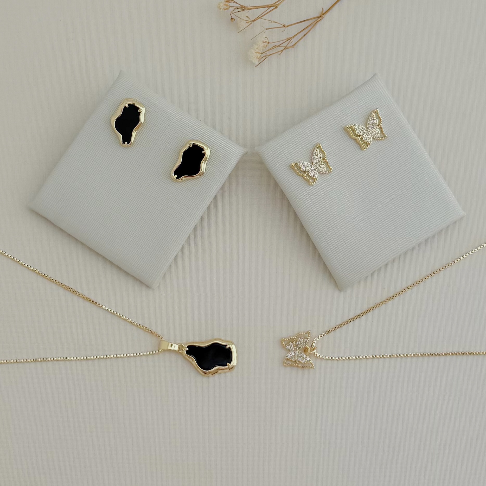 08.0606.2.O - (45) Conjunto em veneziana de pingente em formato orgânico em resina com borda lisa