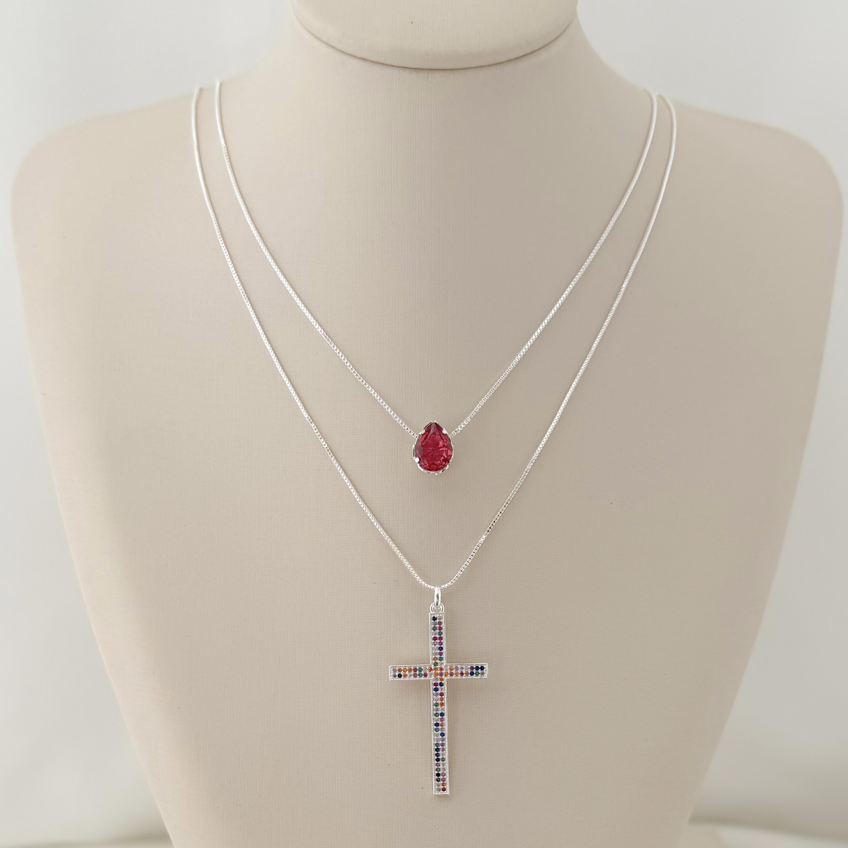 09.2411.C.S - (45) Colar veneziana com pingente cruz de 40mm em cravação colorida com borda alta