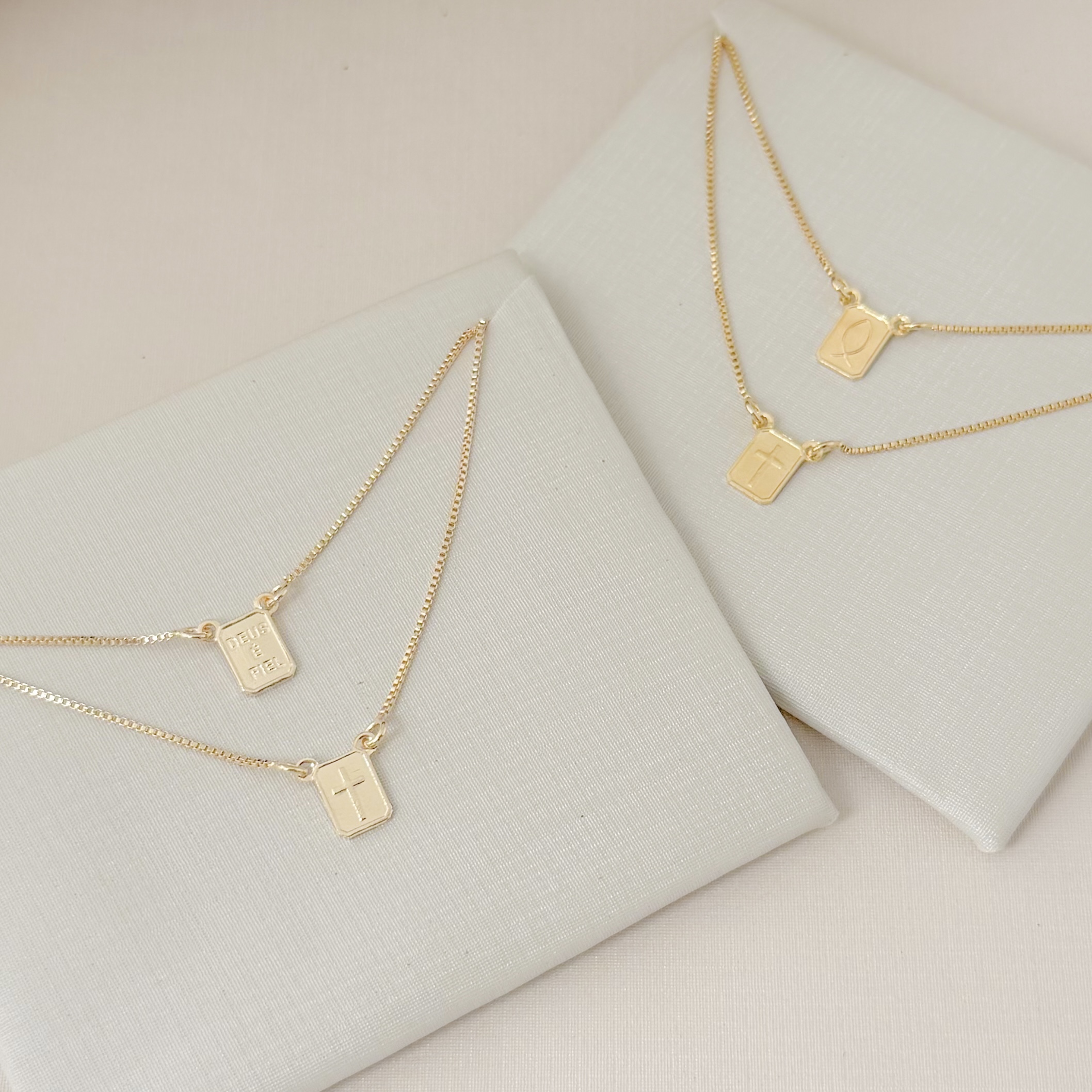 09.2410.0.O - (59) Escapulario de 8mm com imagem de cruz e peixe, cruz e Deus é Fiel