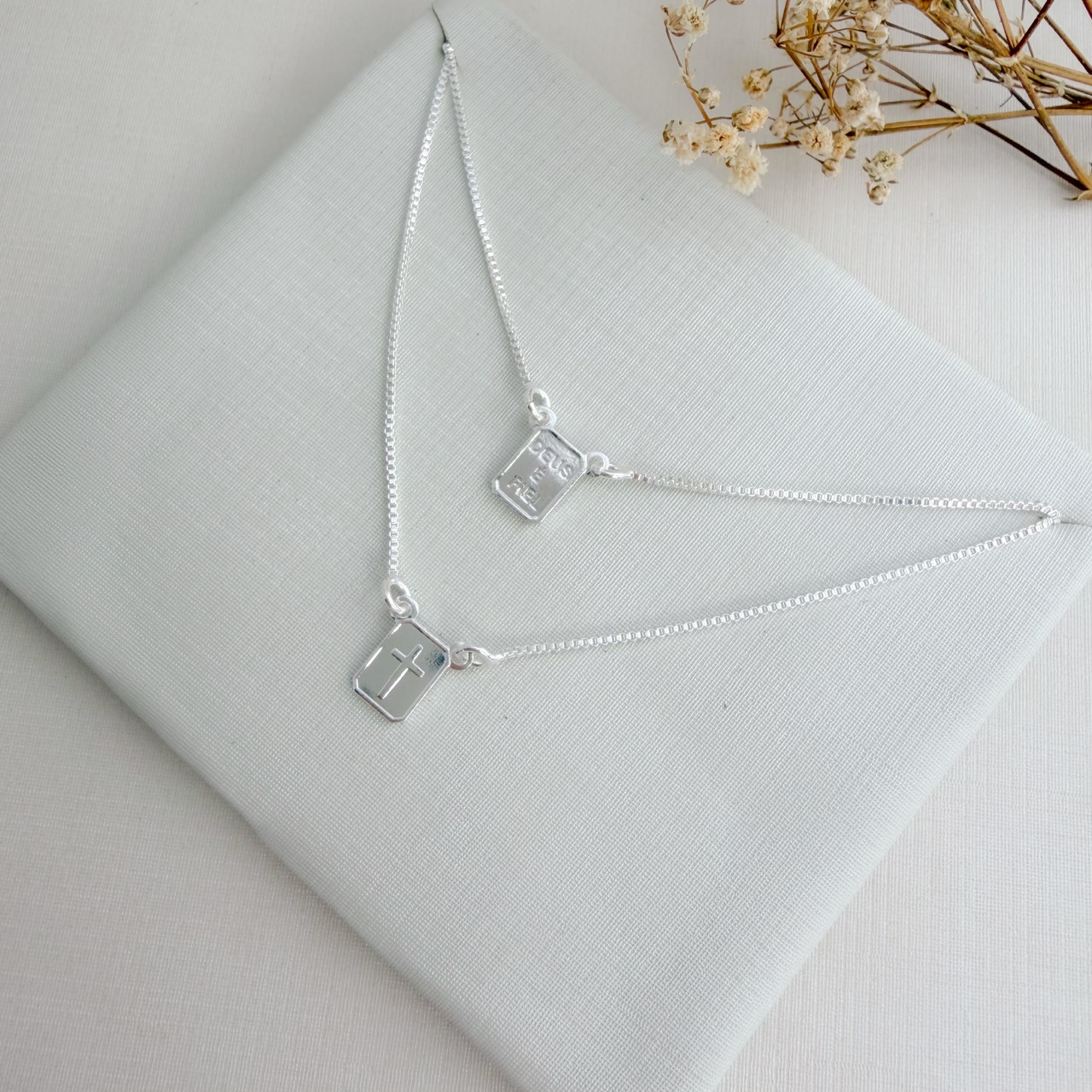 09.2410.0.S - (59) Escapulario de 8mm com imagem de cruz e peixe, cruz e Deus é Fiel