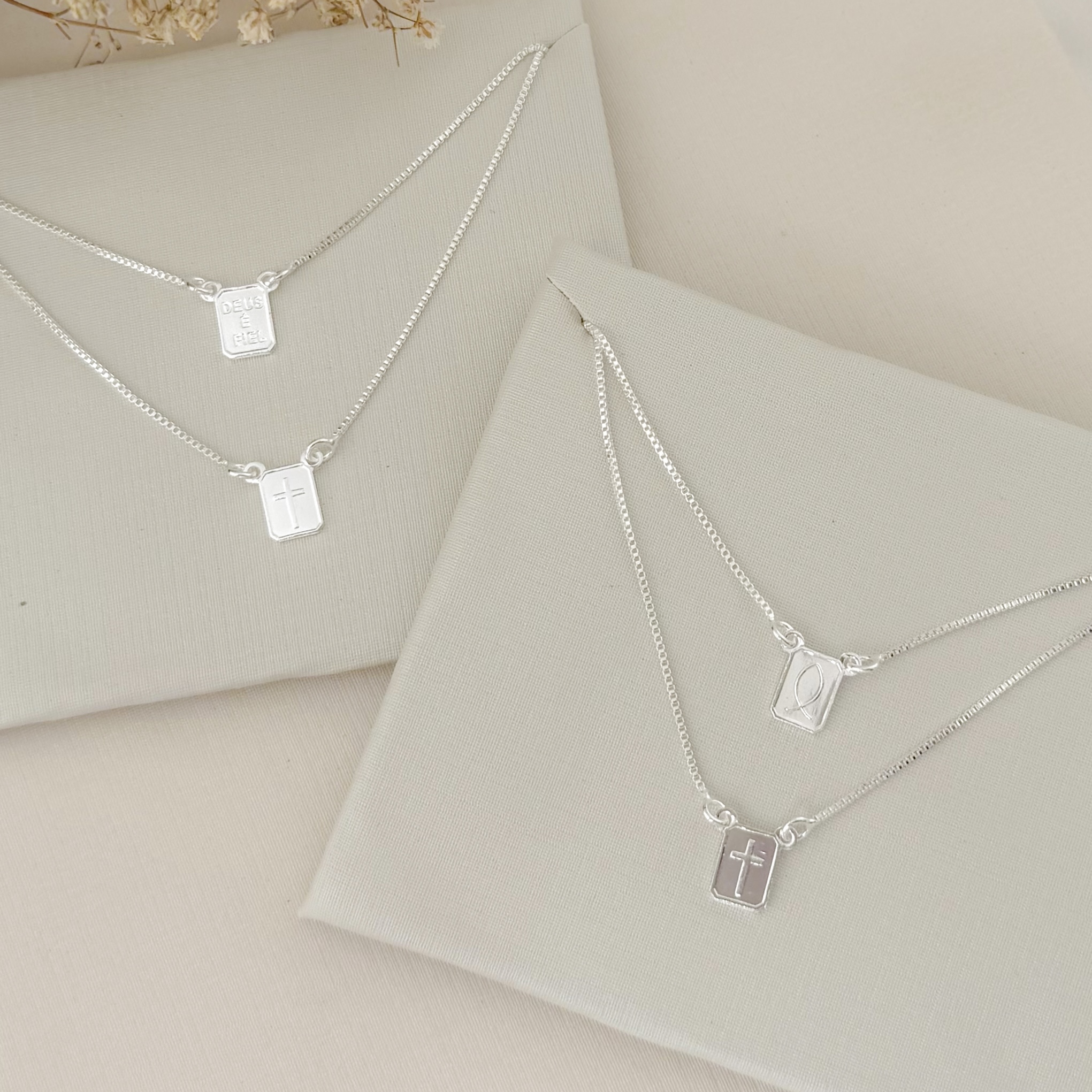 09.2410.0.S - (59) Escapulario de 8mm com imagem de cruz e peixe, cruz e Deus é Fiel